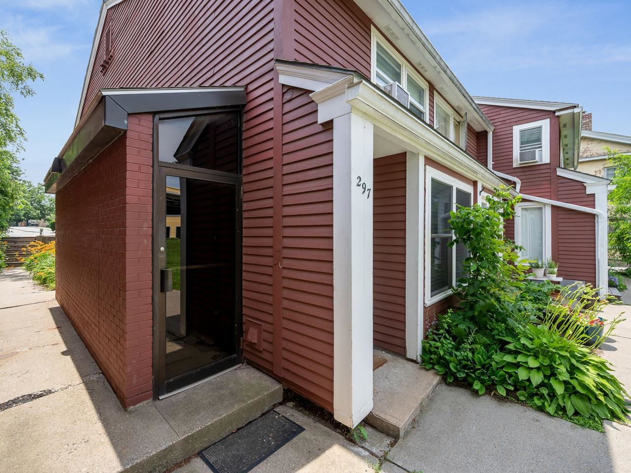 297 College Street Property Photo 14