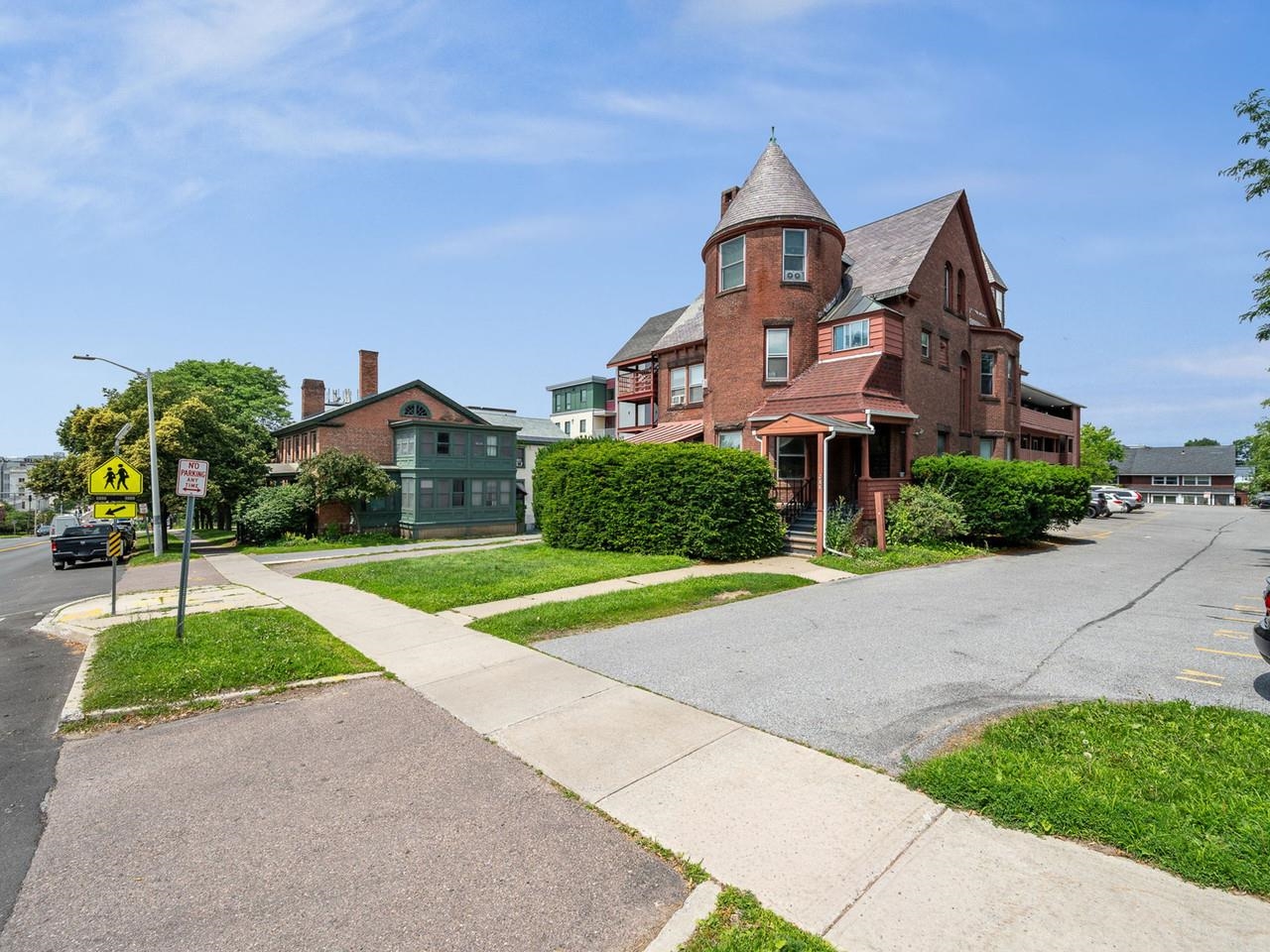 297 College Street Property Photo 17