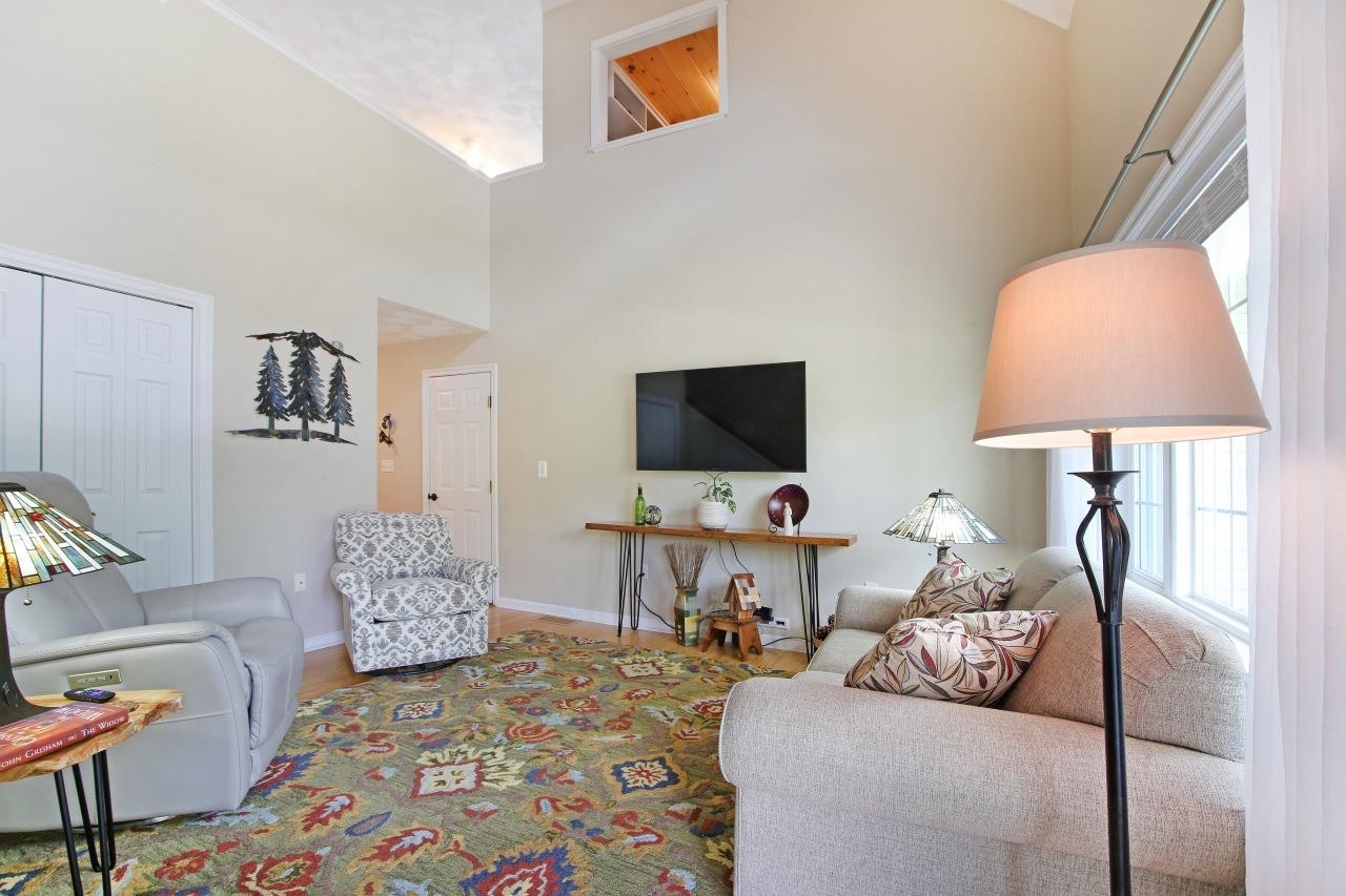 8 Royal Lane Property Photo 3