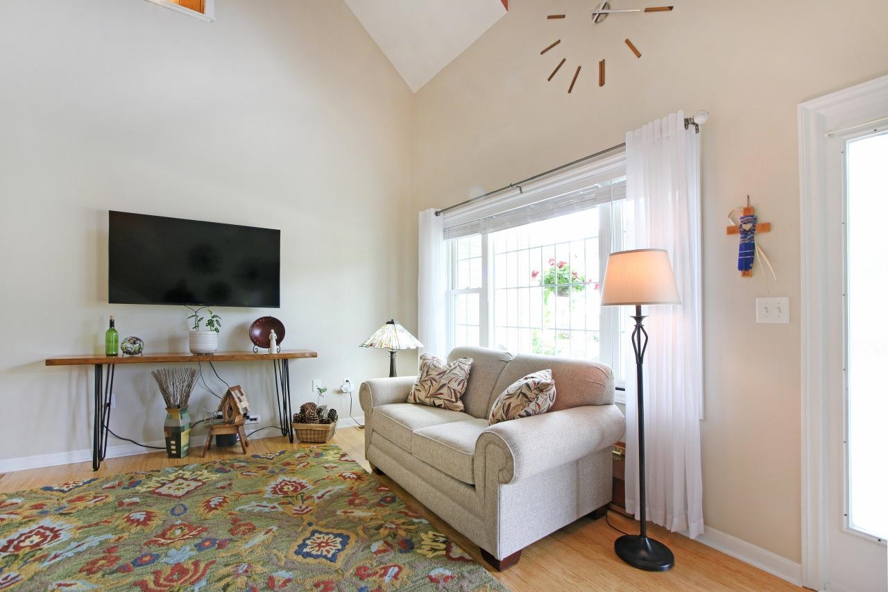 8 Royal Lane Property Photo 4