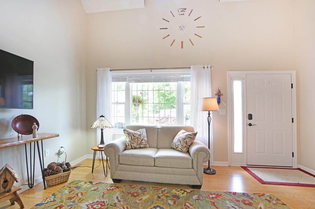 8 Royal Lane Property Photo 5
