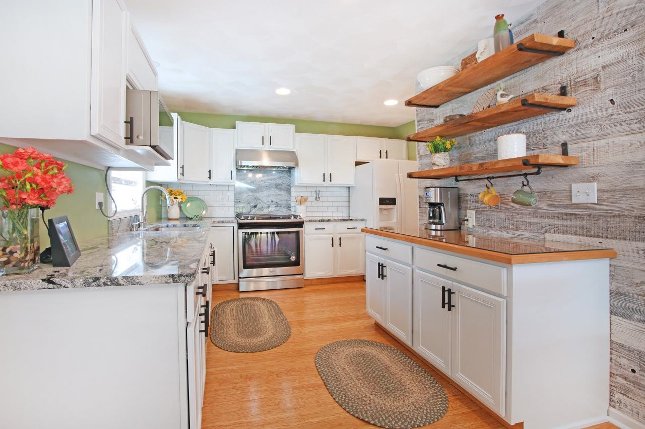 8 Royal Lane Property Photo 13