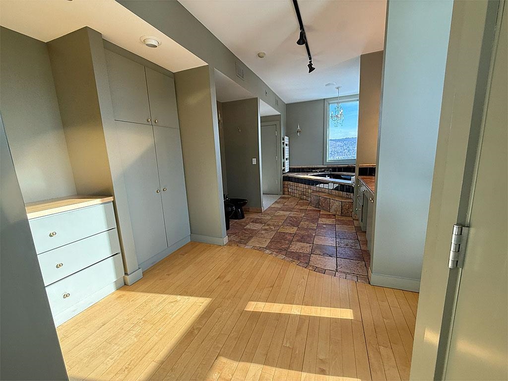 1450 Clarendon Avenue Property Photo 40