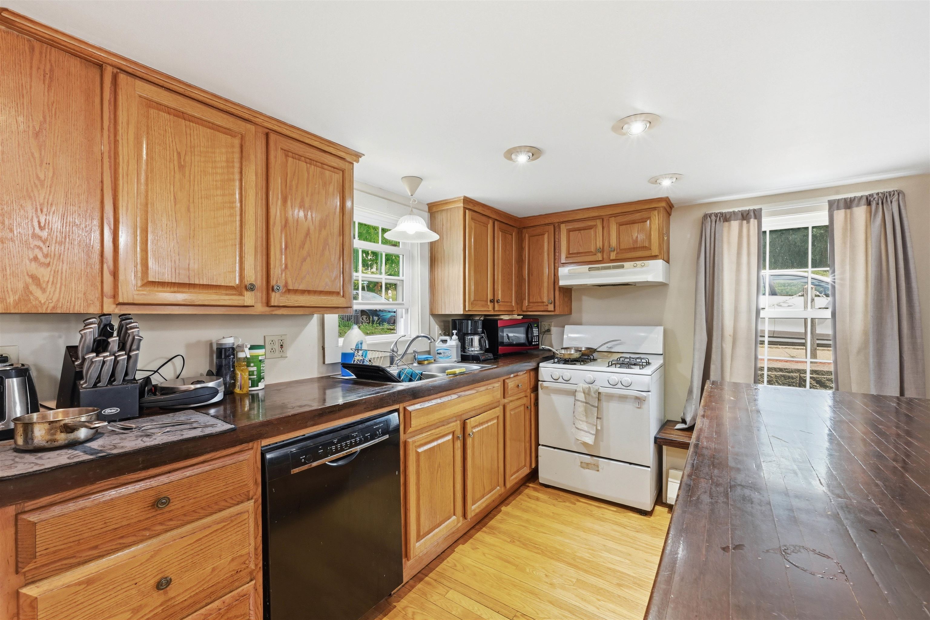 194 Malletts Bay Avenue Property Photo 6