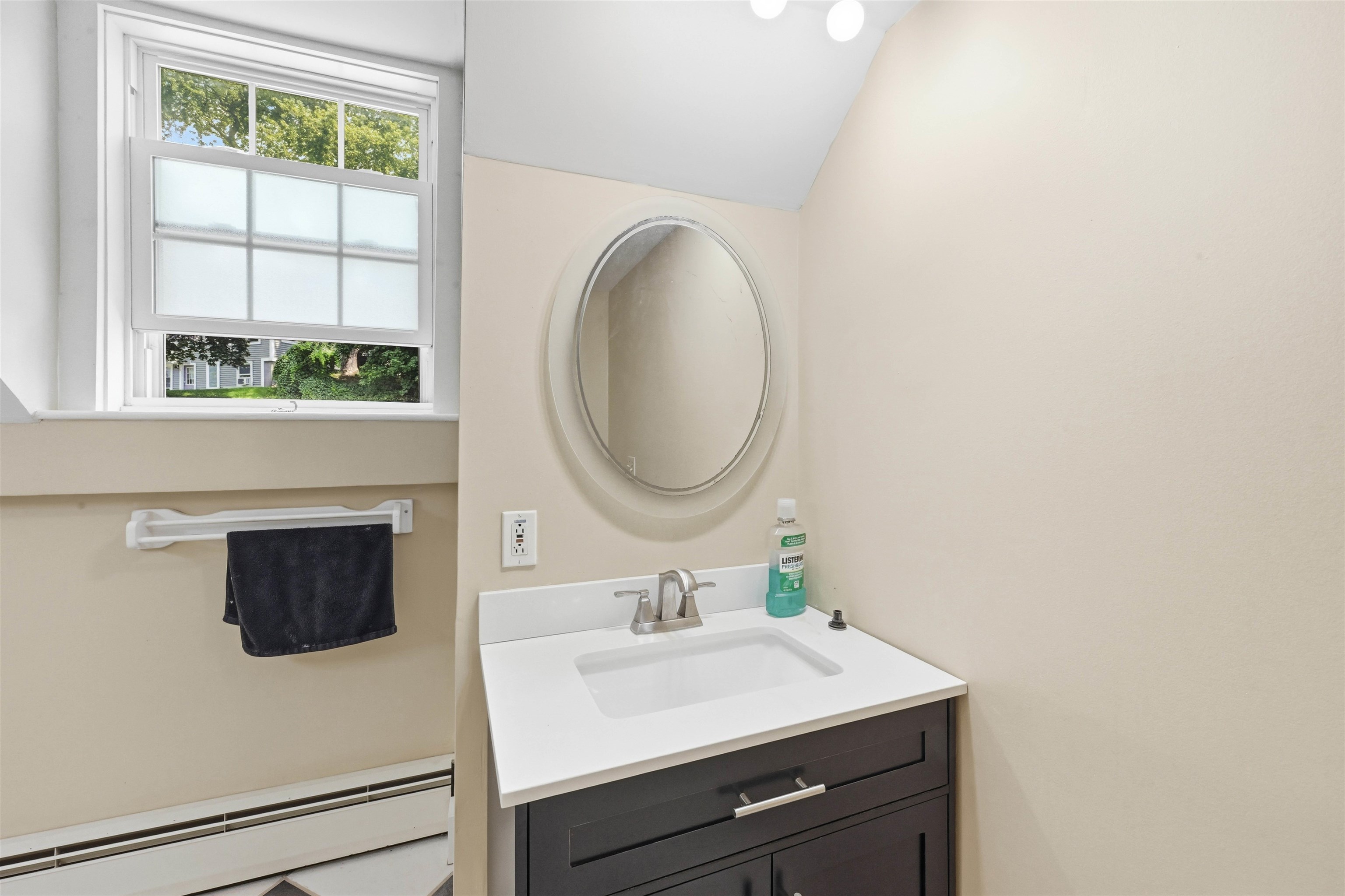 194 Malletts Bay Avenue Property Photo 14