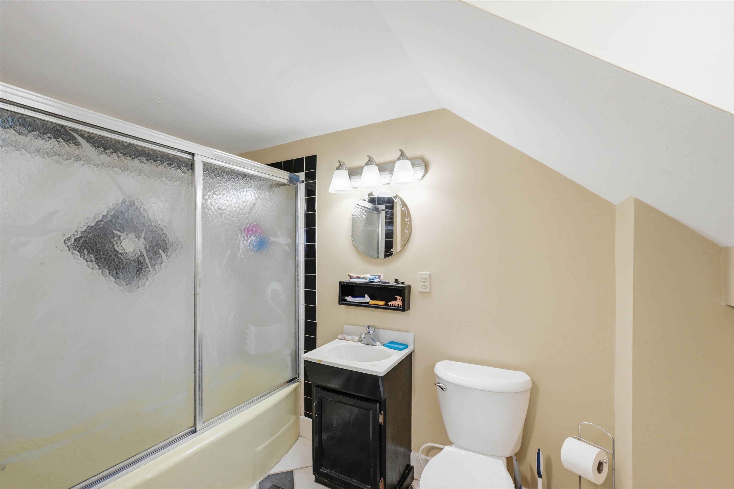 194 Malletts Bay Avenue Property Photo 16