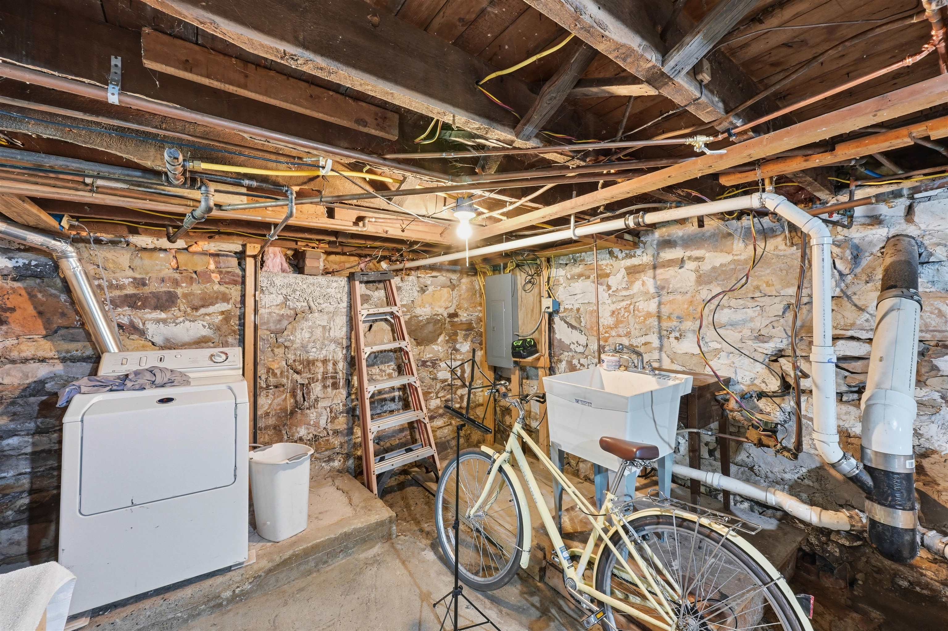 194 Malletts Bay Avenue Property Photo 21