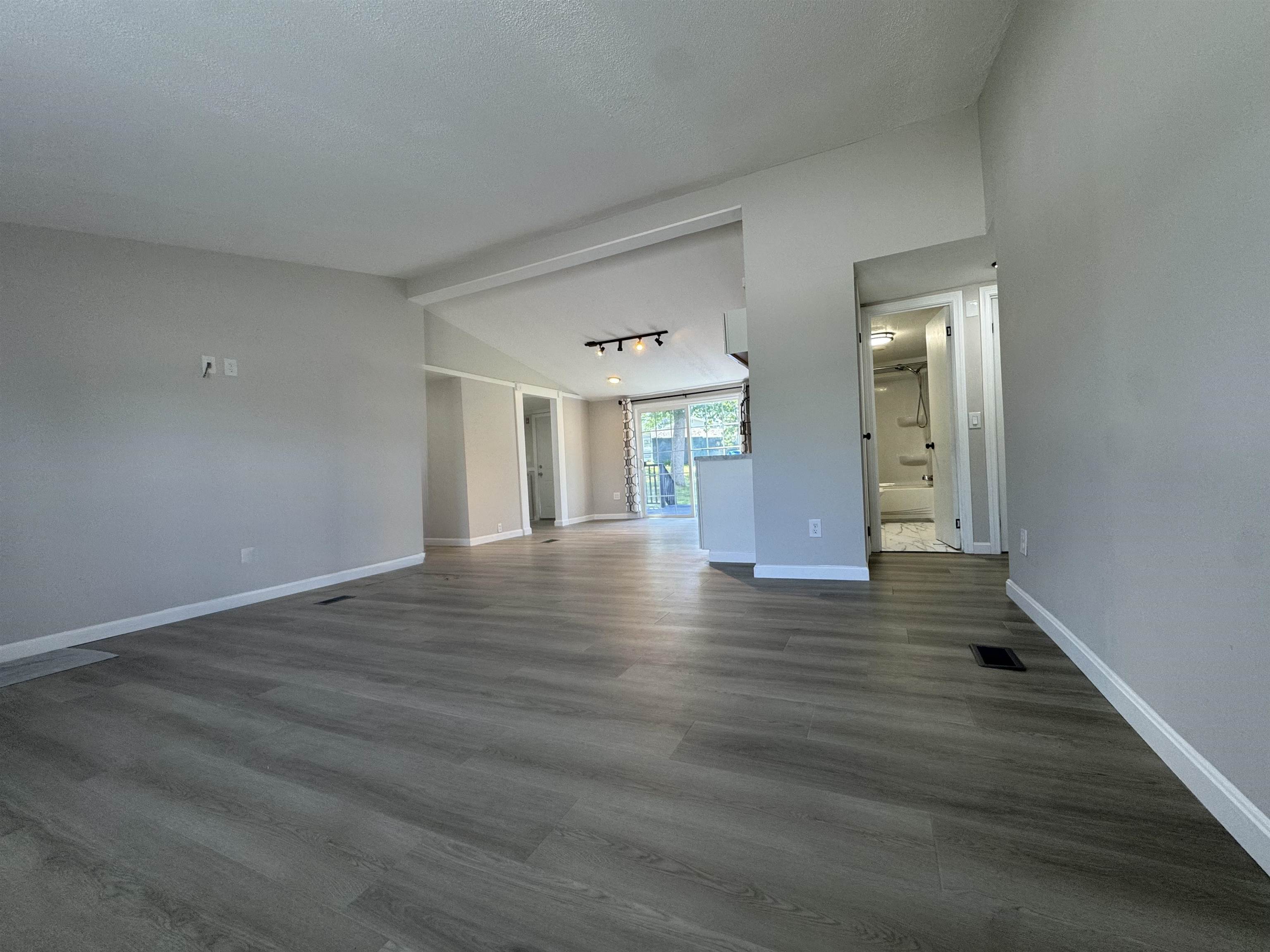301 Sherwood Glen Property Photo 4