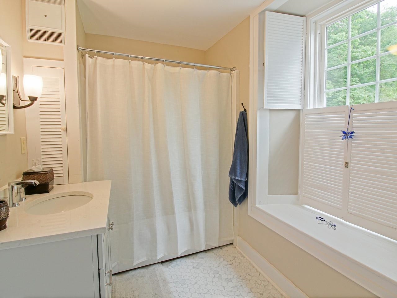 383 St. Albans Road Property Photo 12