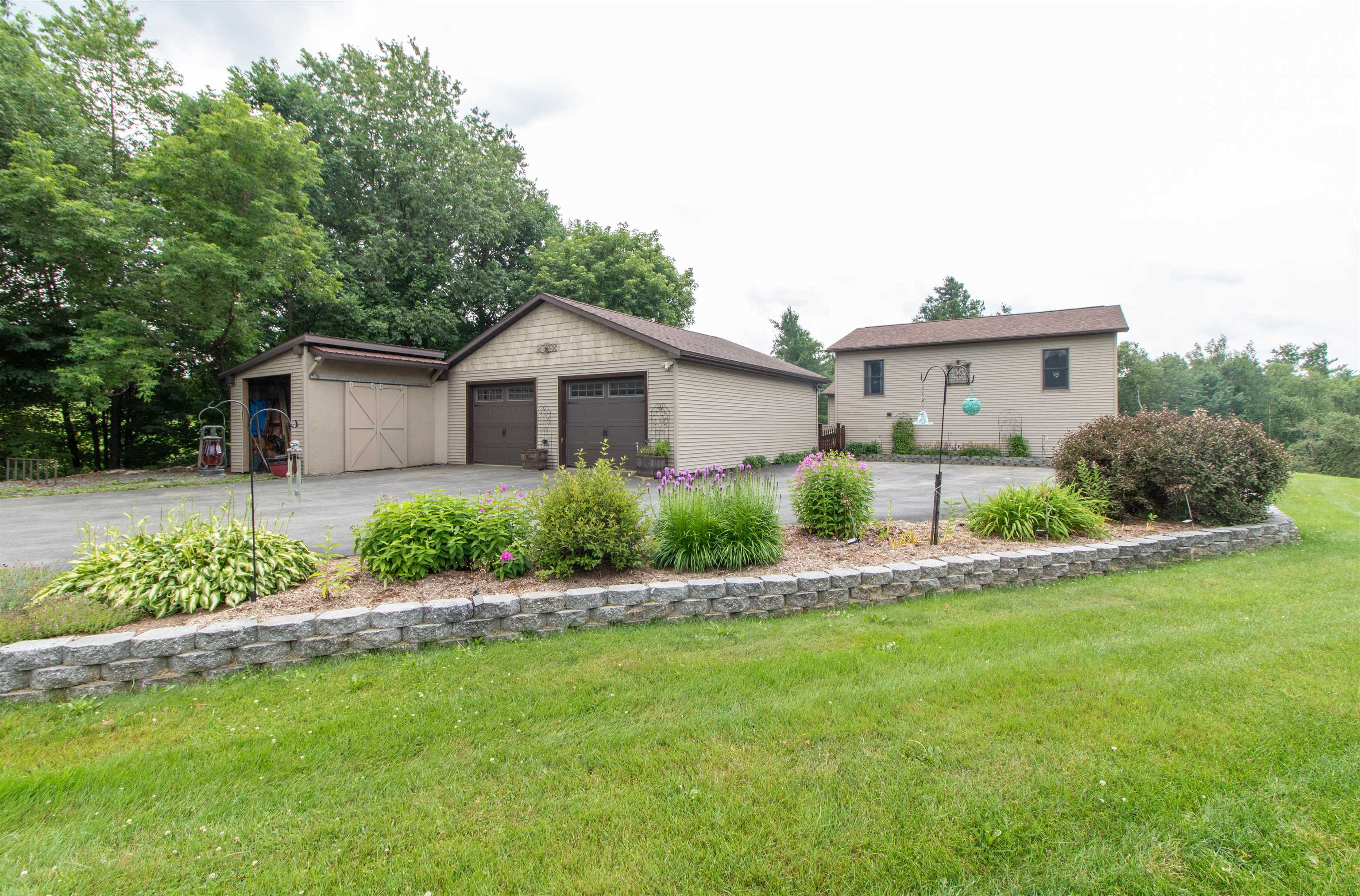 190 Lakeview Drive Property Photo 3