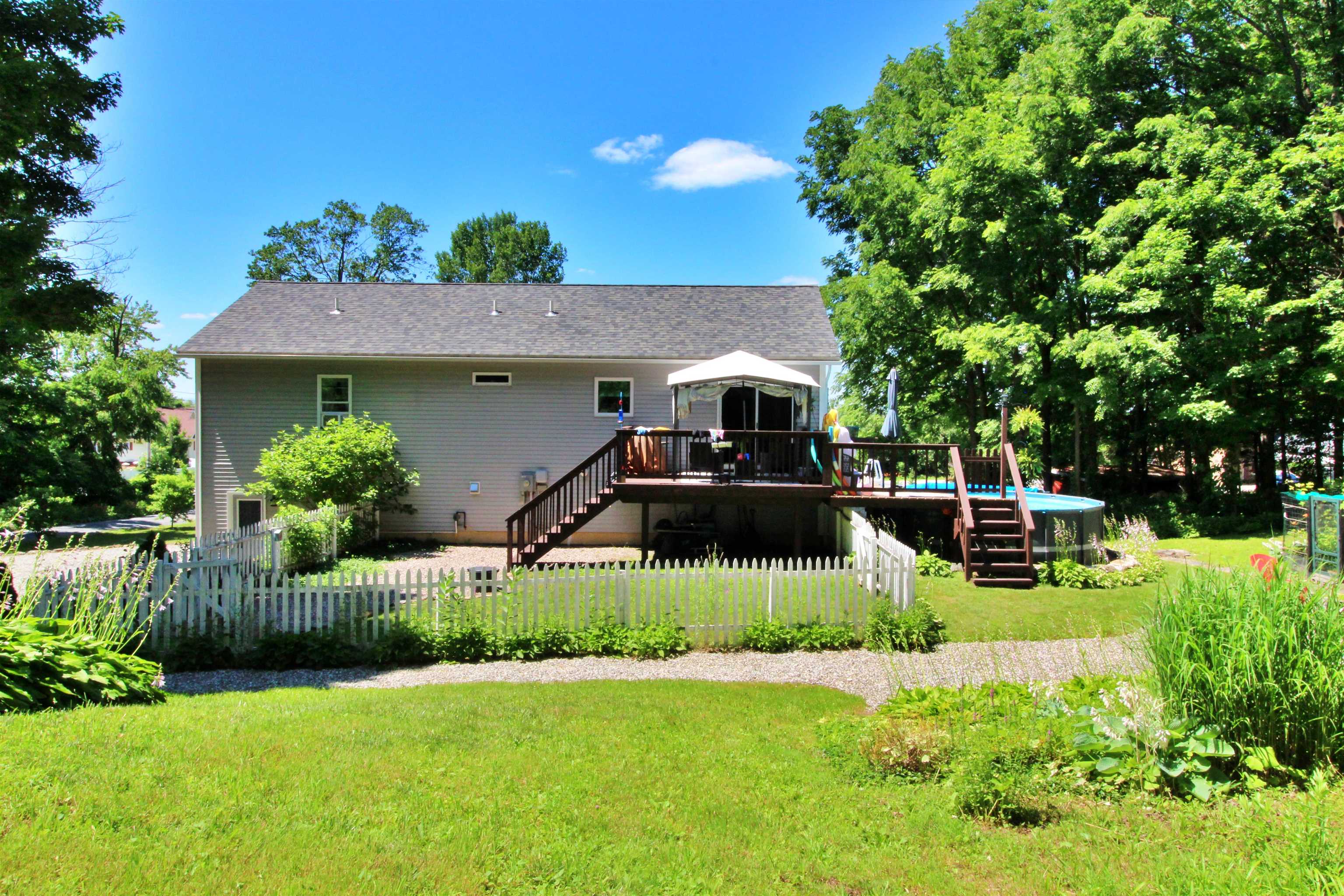 387 St. Albans Road Property Photo 5