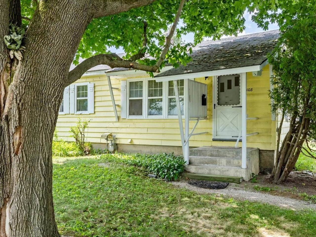 108 Iroquois Avenue Property Photo 3