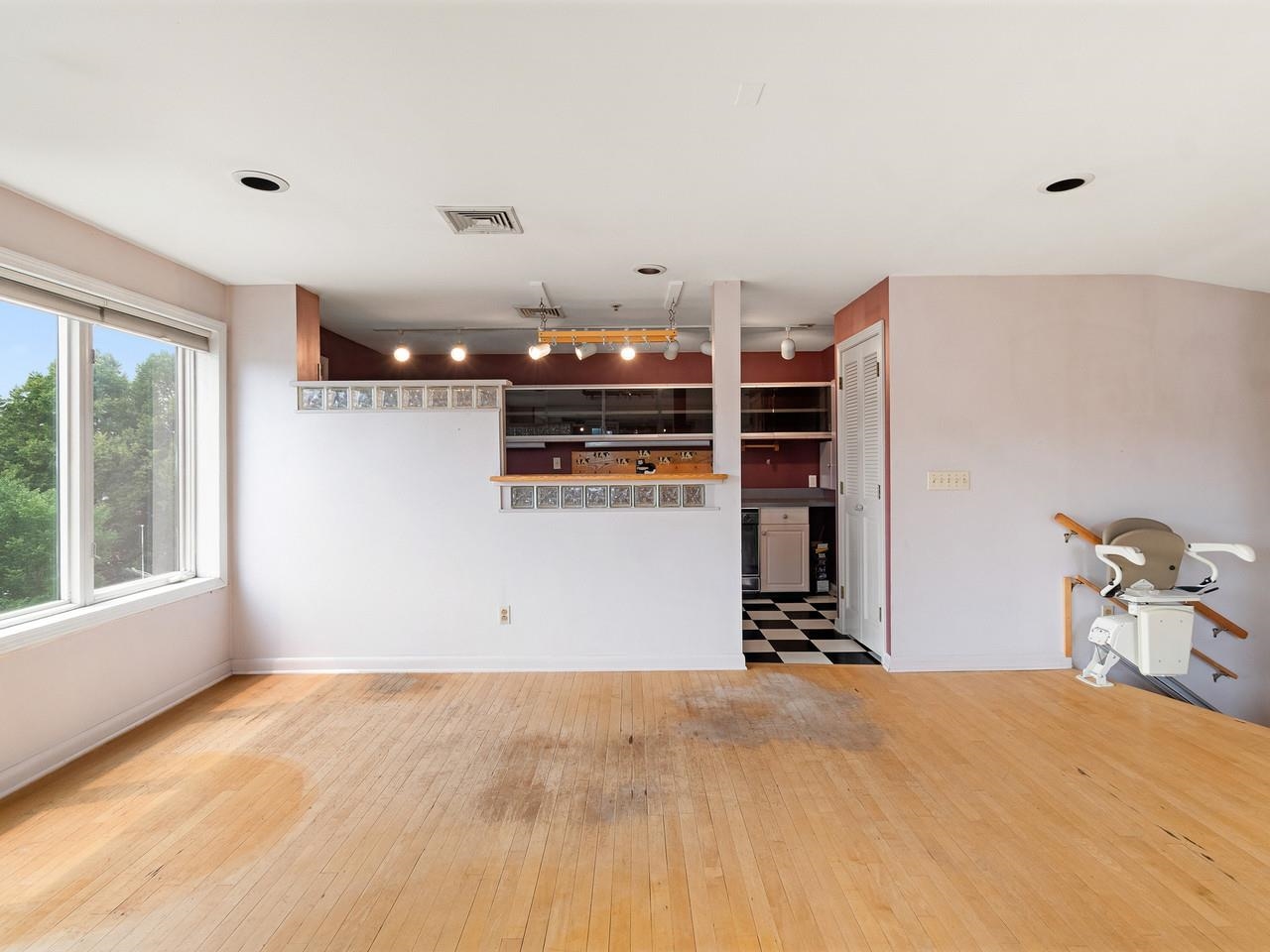 230 College Street Property Photo 3
