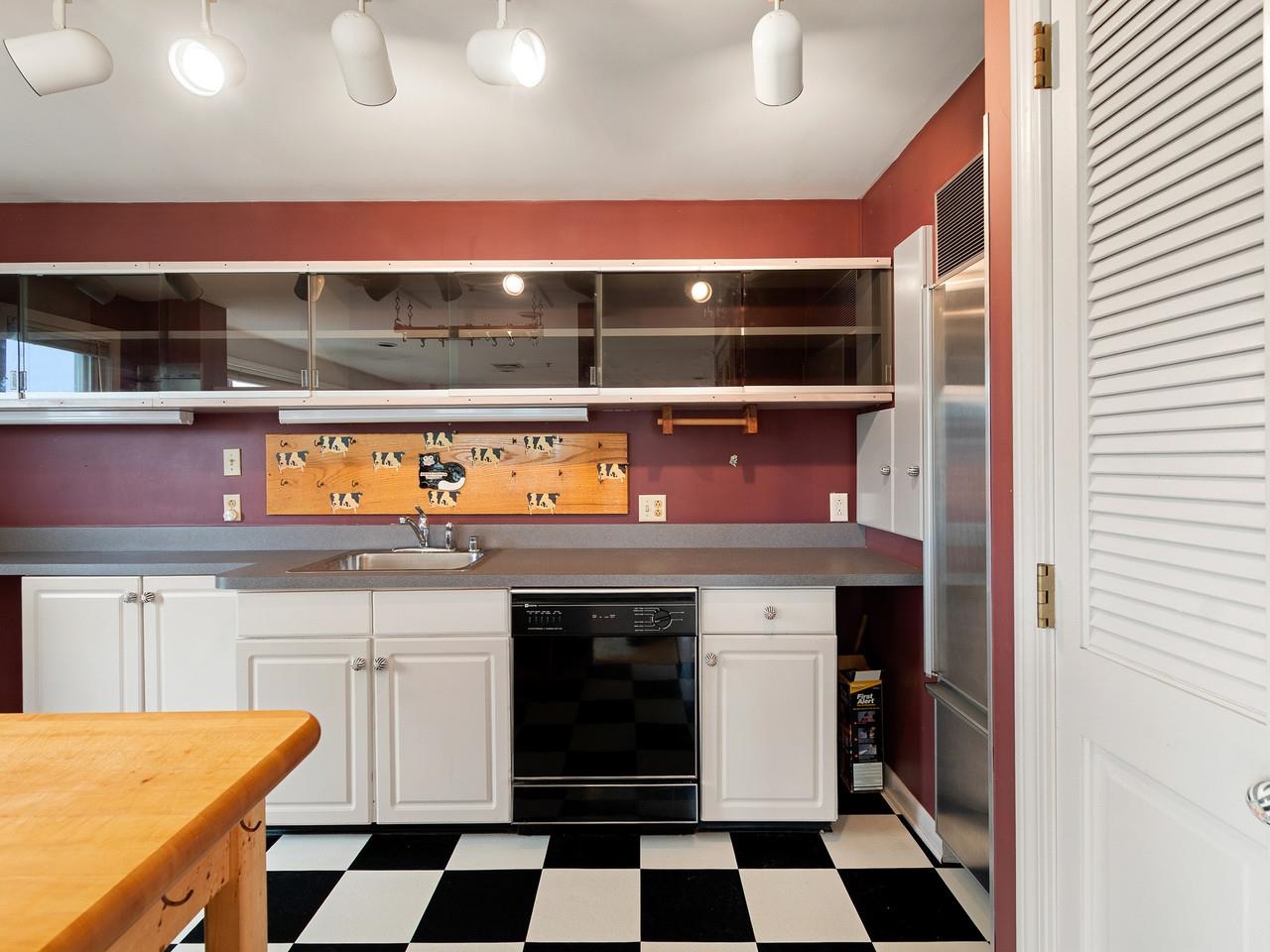 230 College Street Property Photo 4