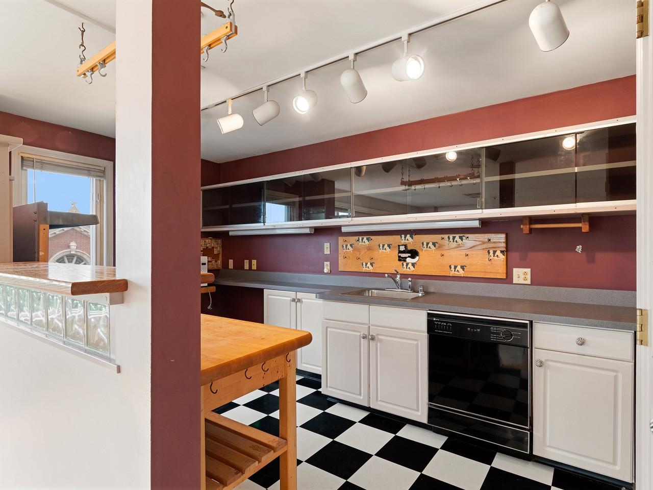 230 College Street Property Photo 5