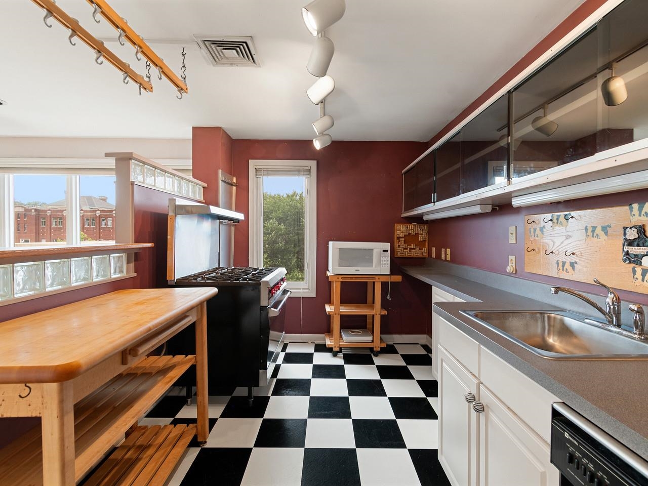 230 College Street Property Photo 6