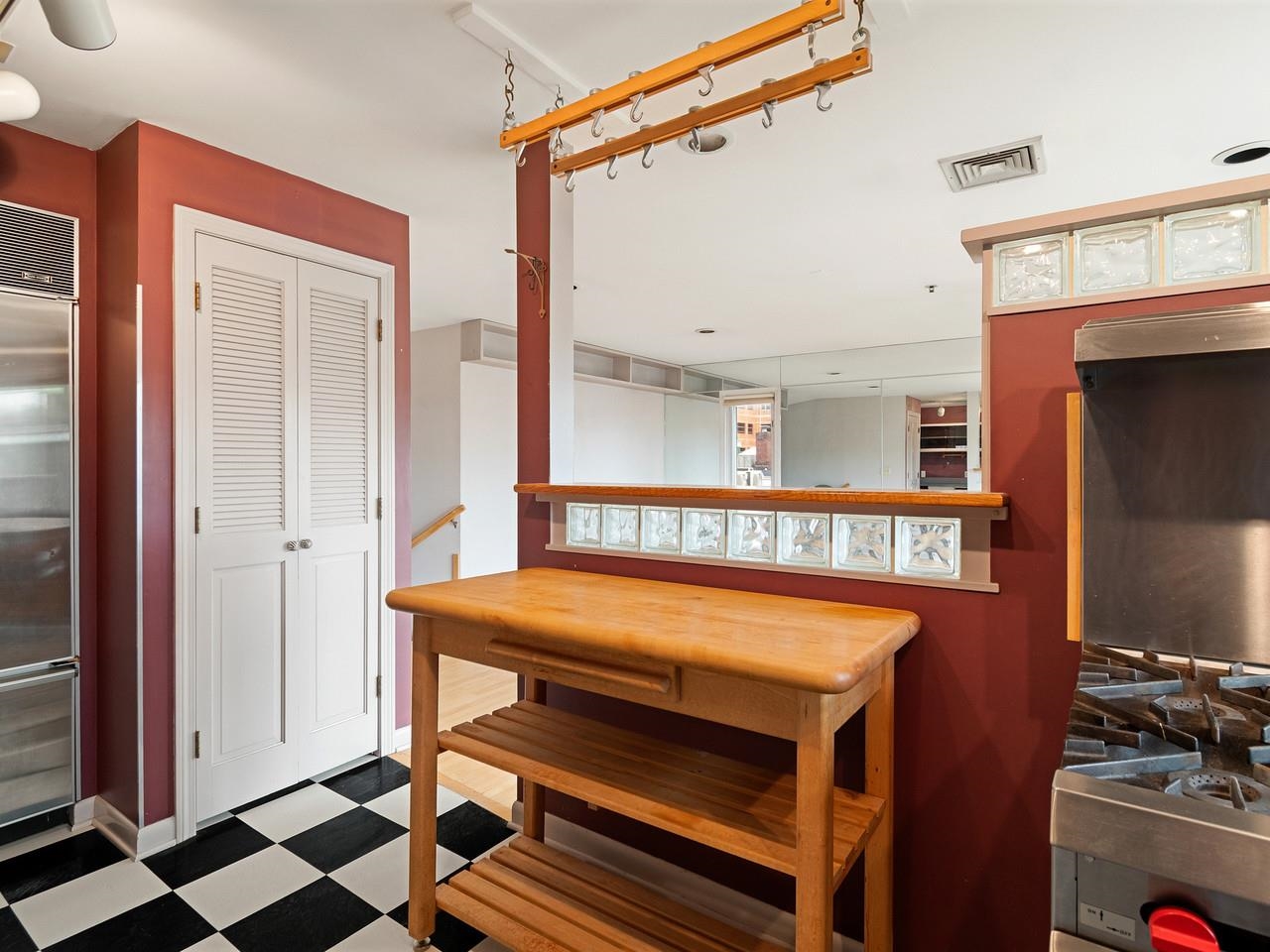 230 College Street Property Photo 8