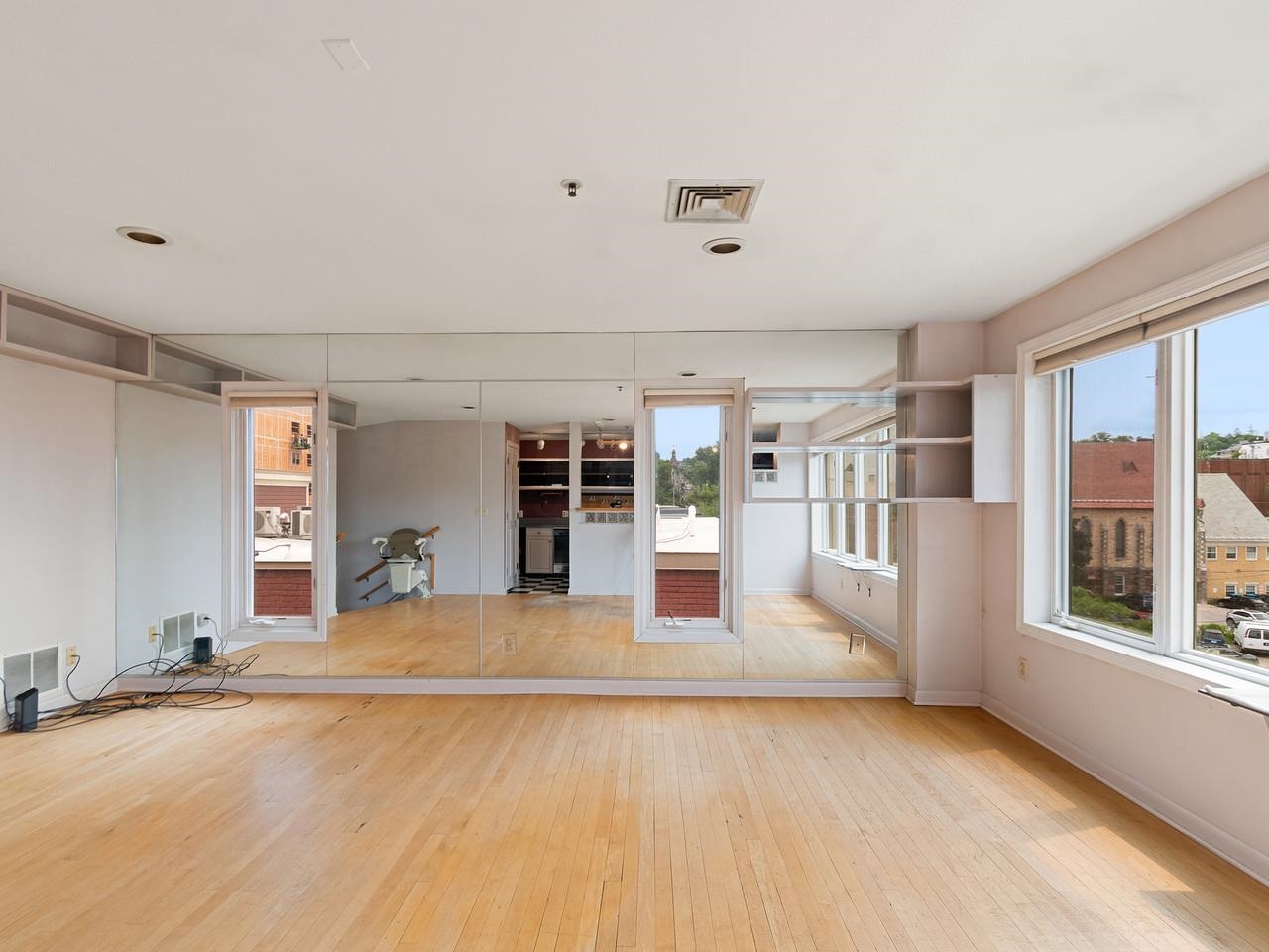 230 College Street Property Photo 9