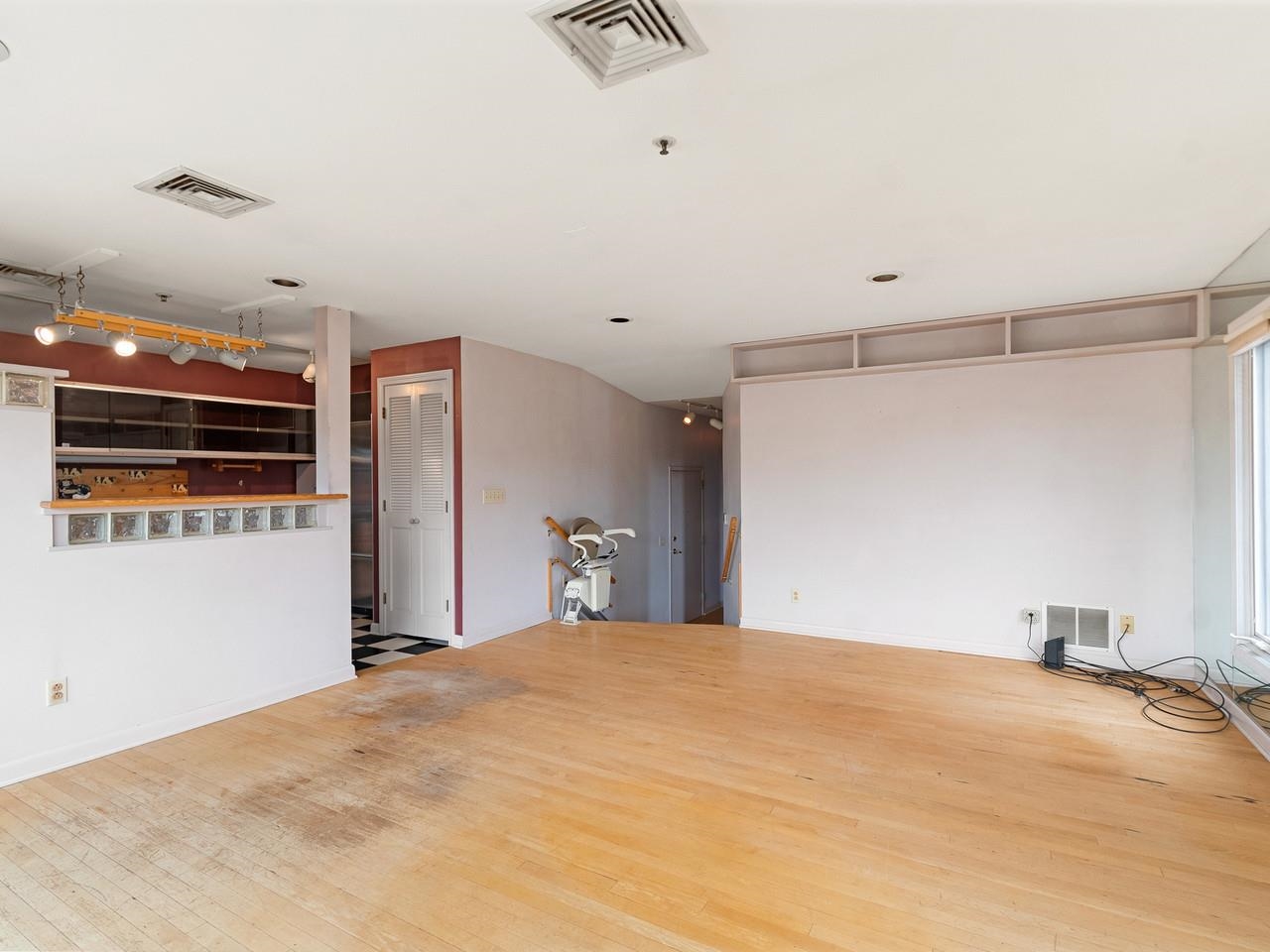 230 College Street Property Photo 10