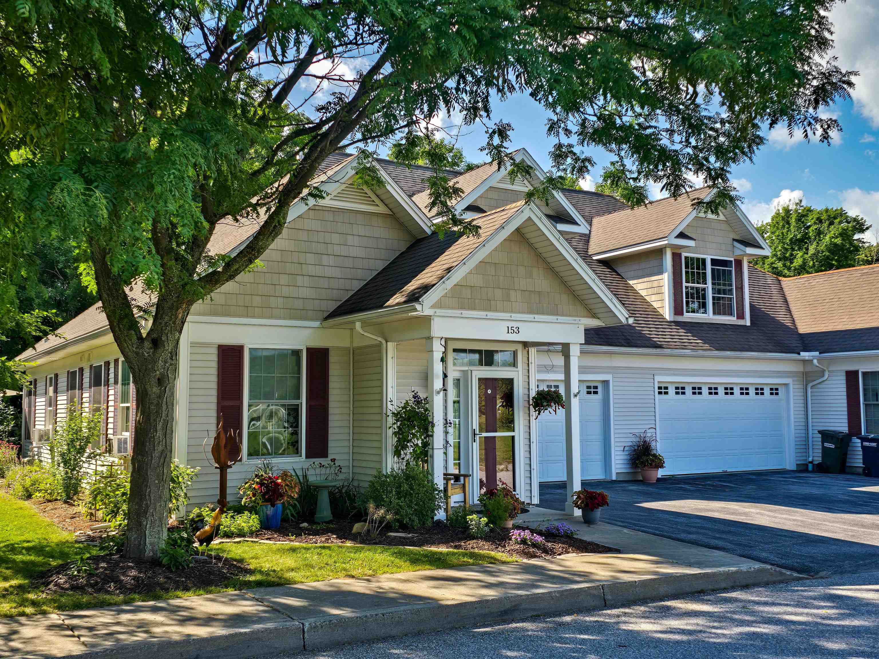 153 Garden Circle Property Photo 4