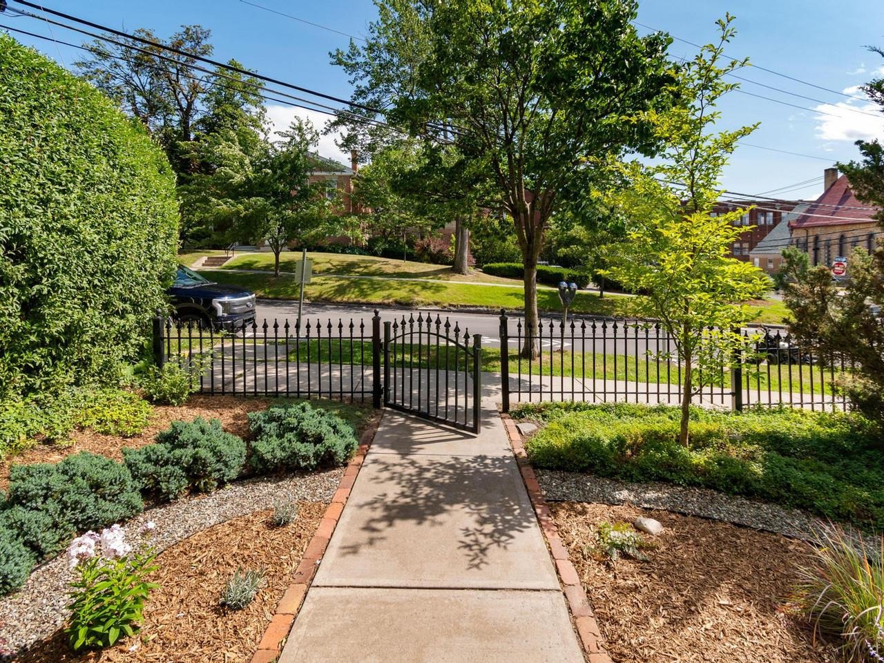 274 College Street Property Photo 4
