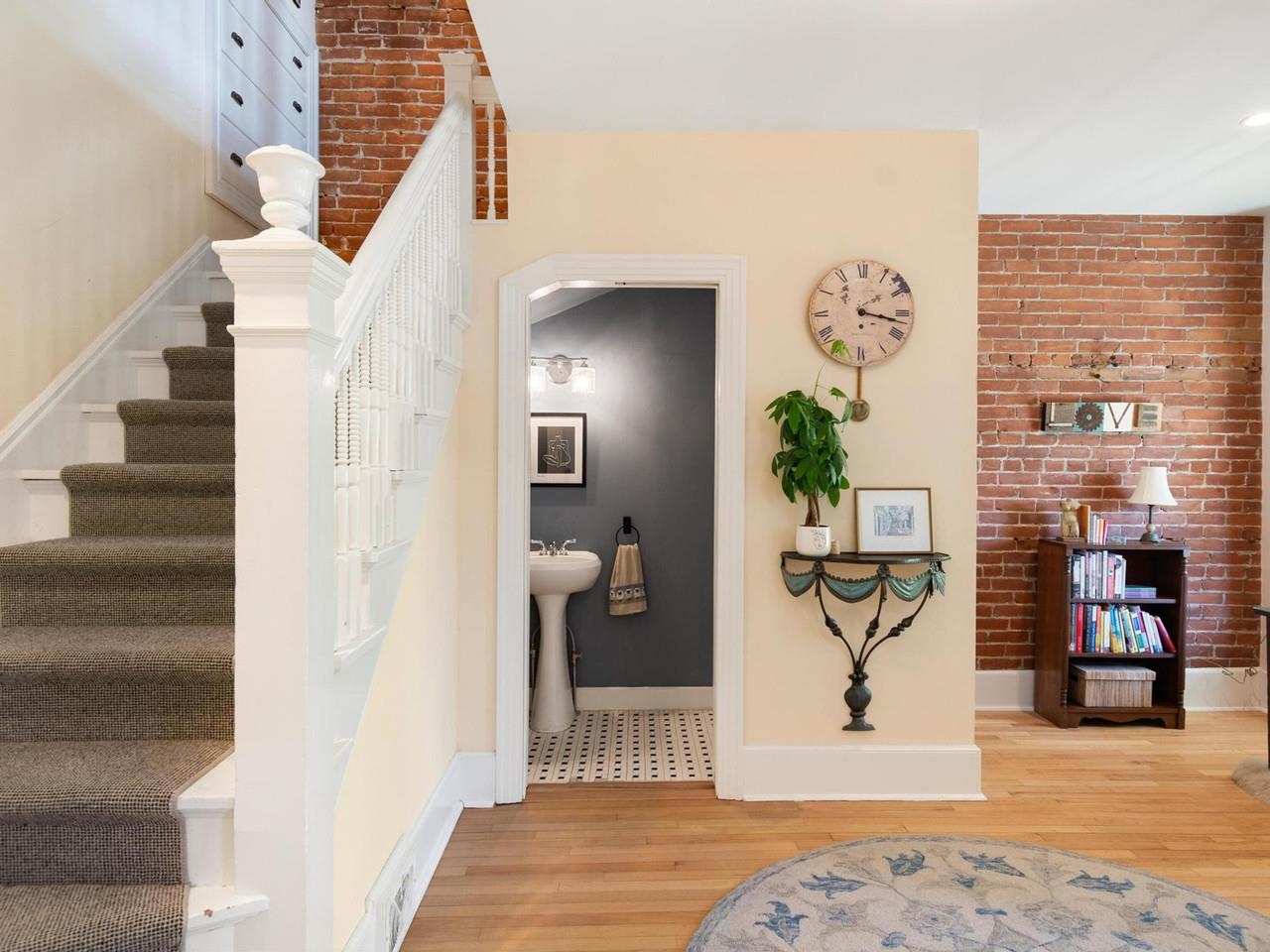 274 College Street Property Photo 6