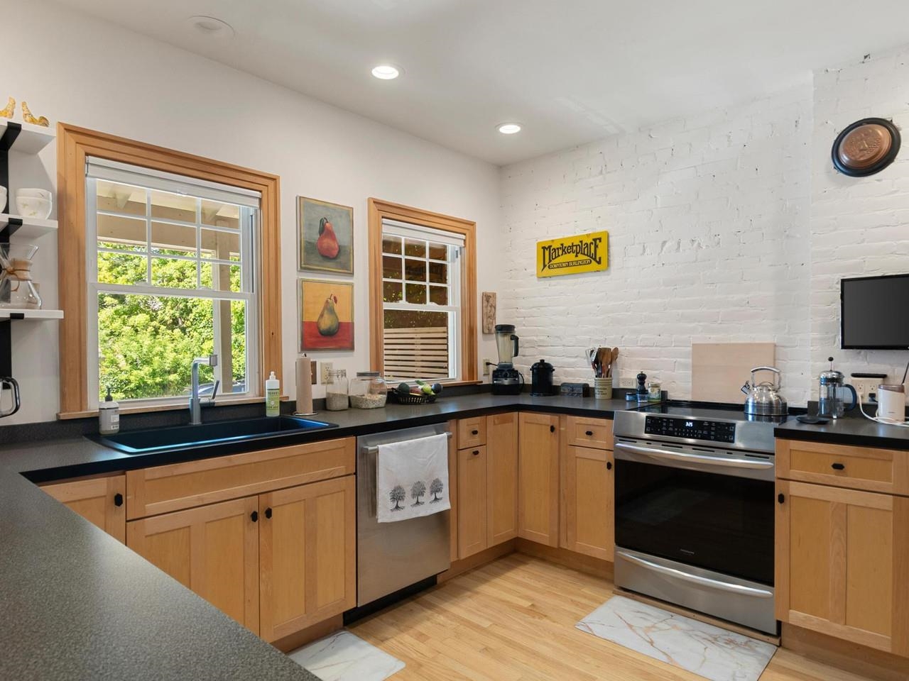 274 College Street Property Photo 13