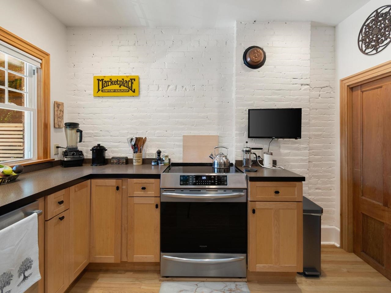 274 College Street Property Photo 14