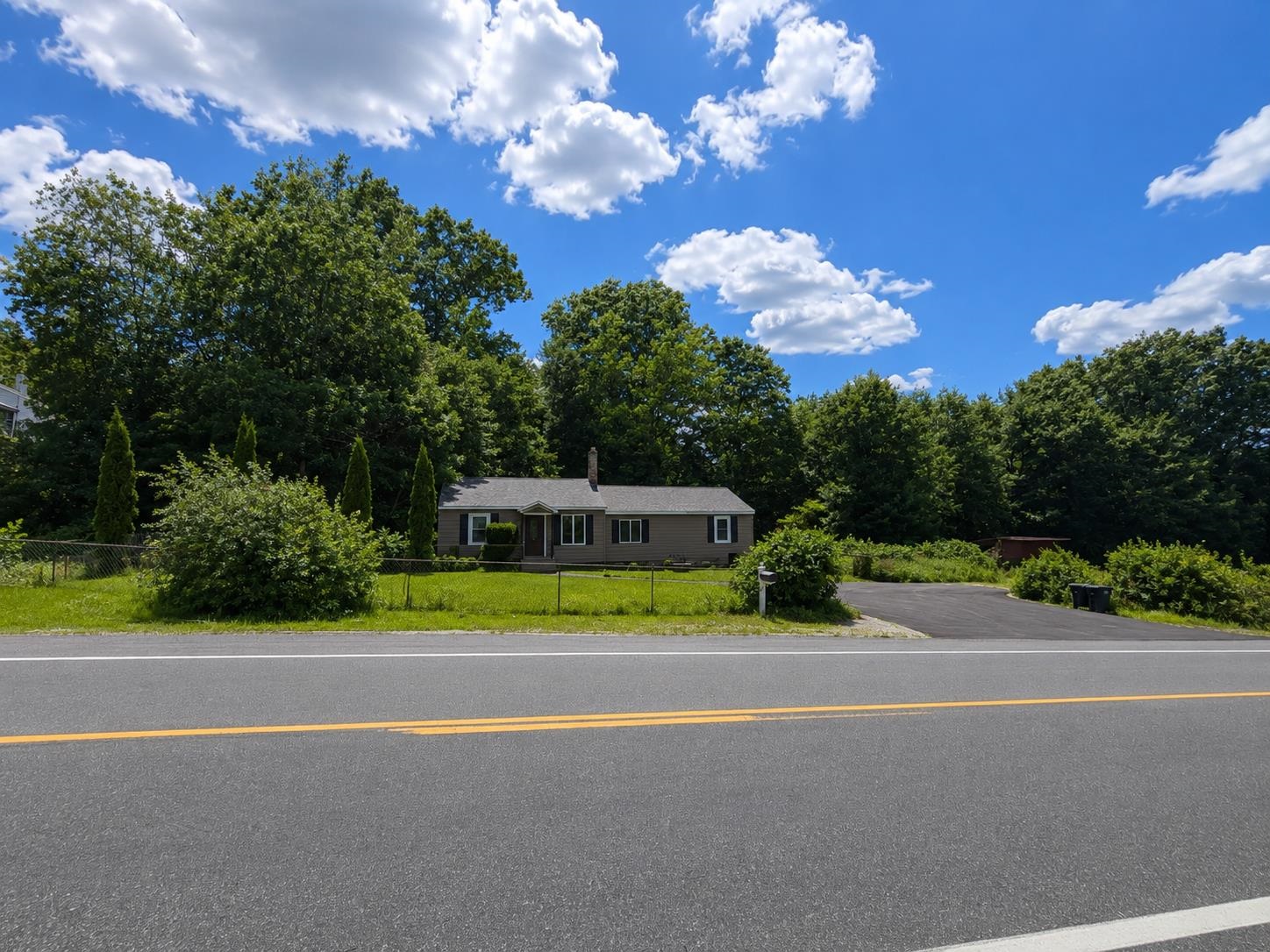 192 Londonderry Turnpike Property Photo 2