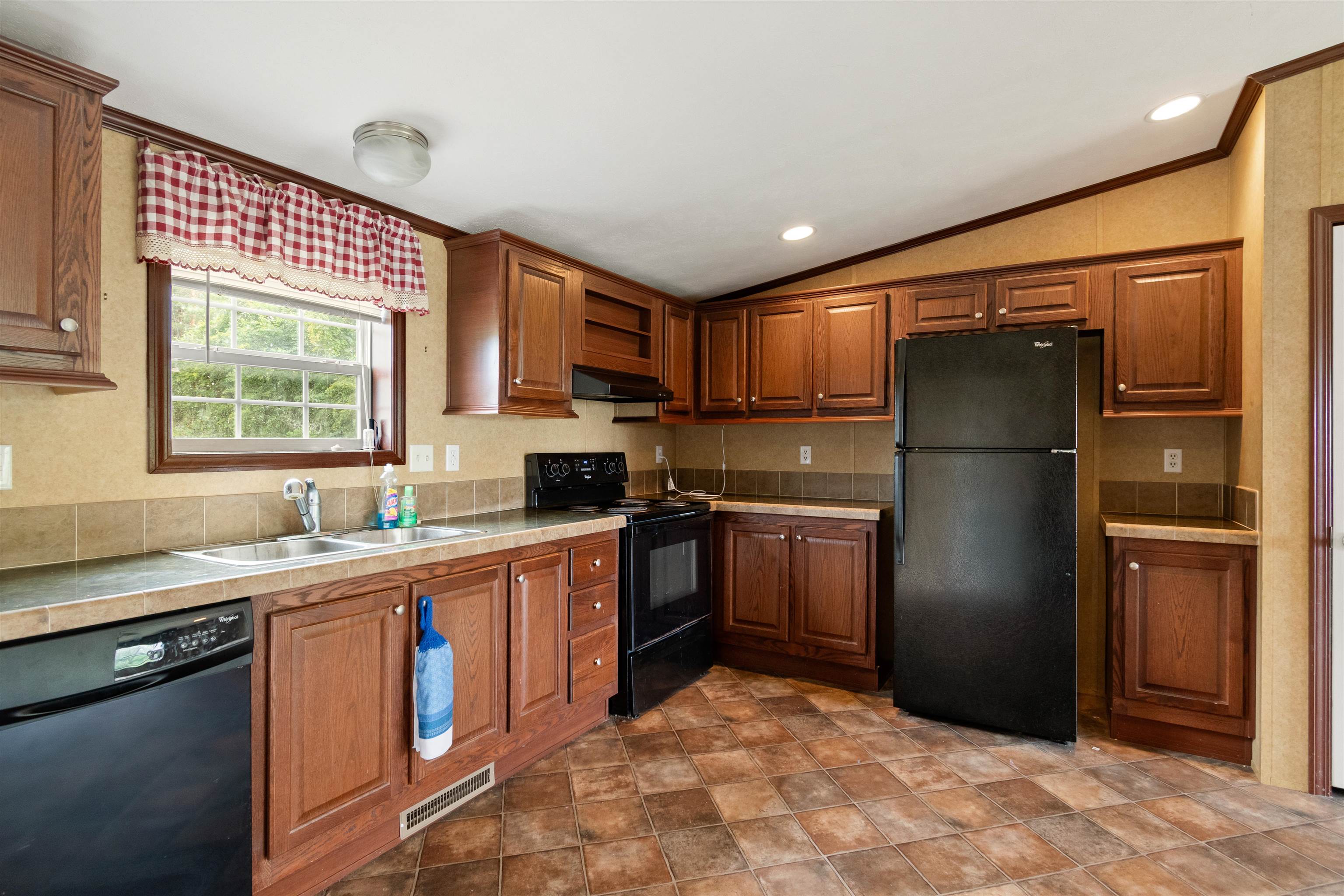 5 Ruths Drive Property Photo 4