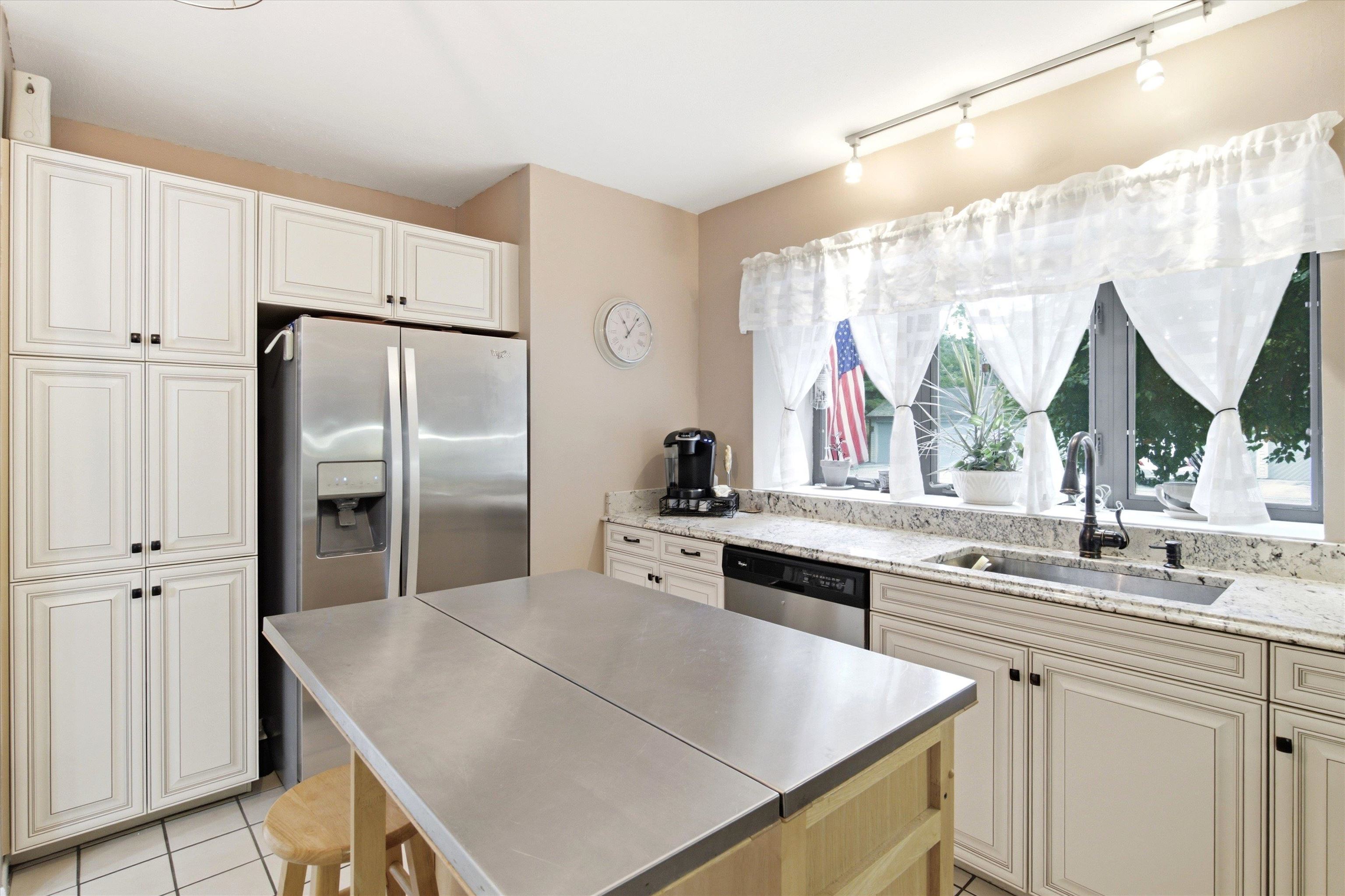 9 Pondview Drive Property Photo 6