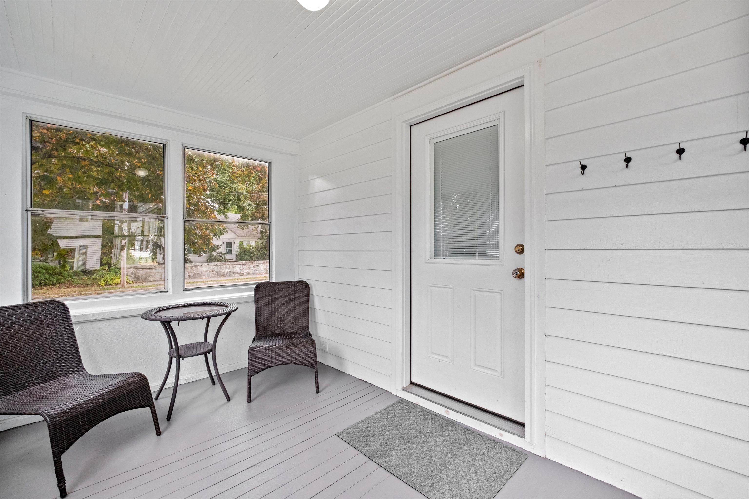 989 Union Street Property Photo 4