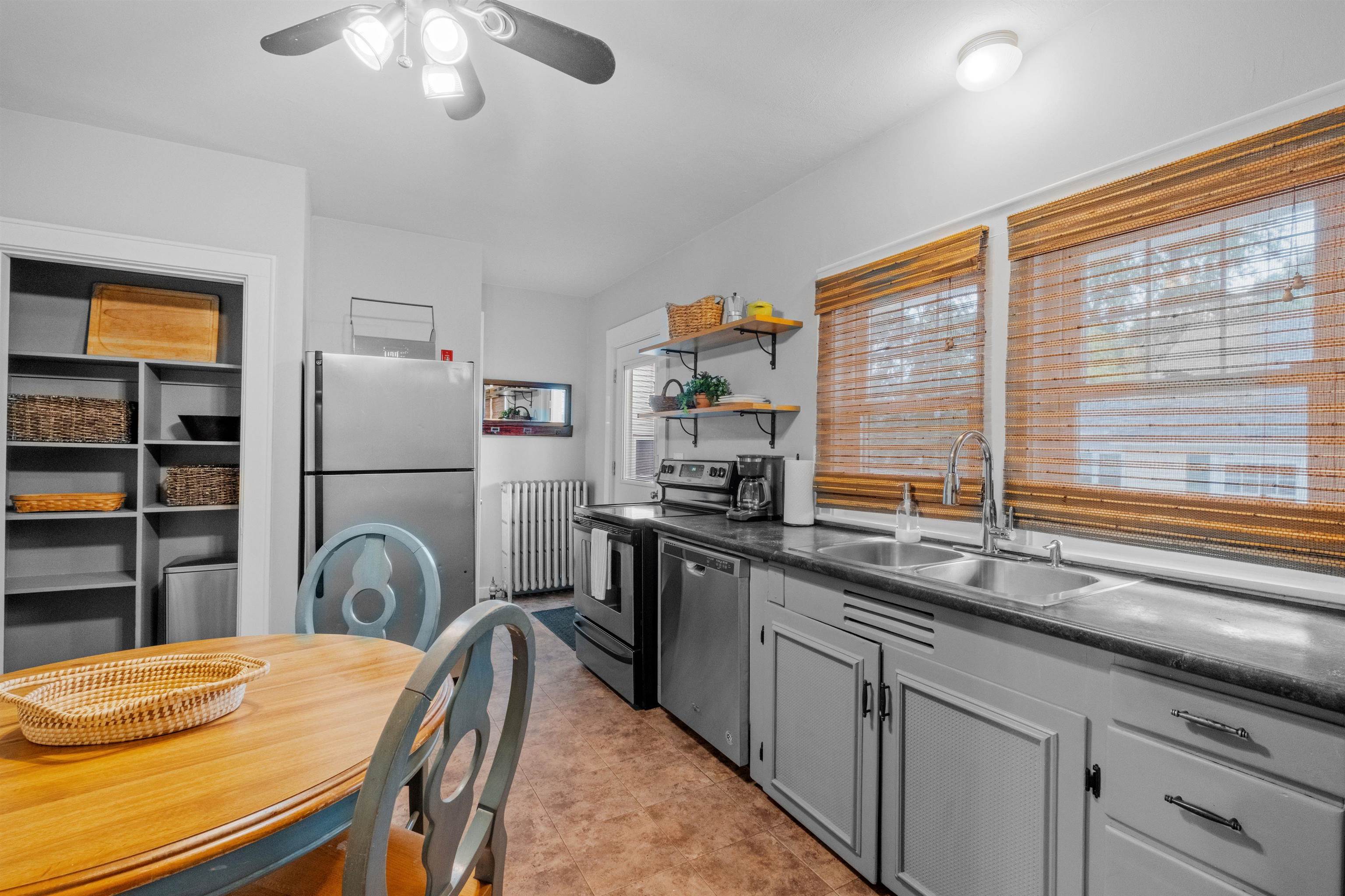 989 Union Street Property Photo 13