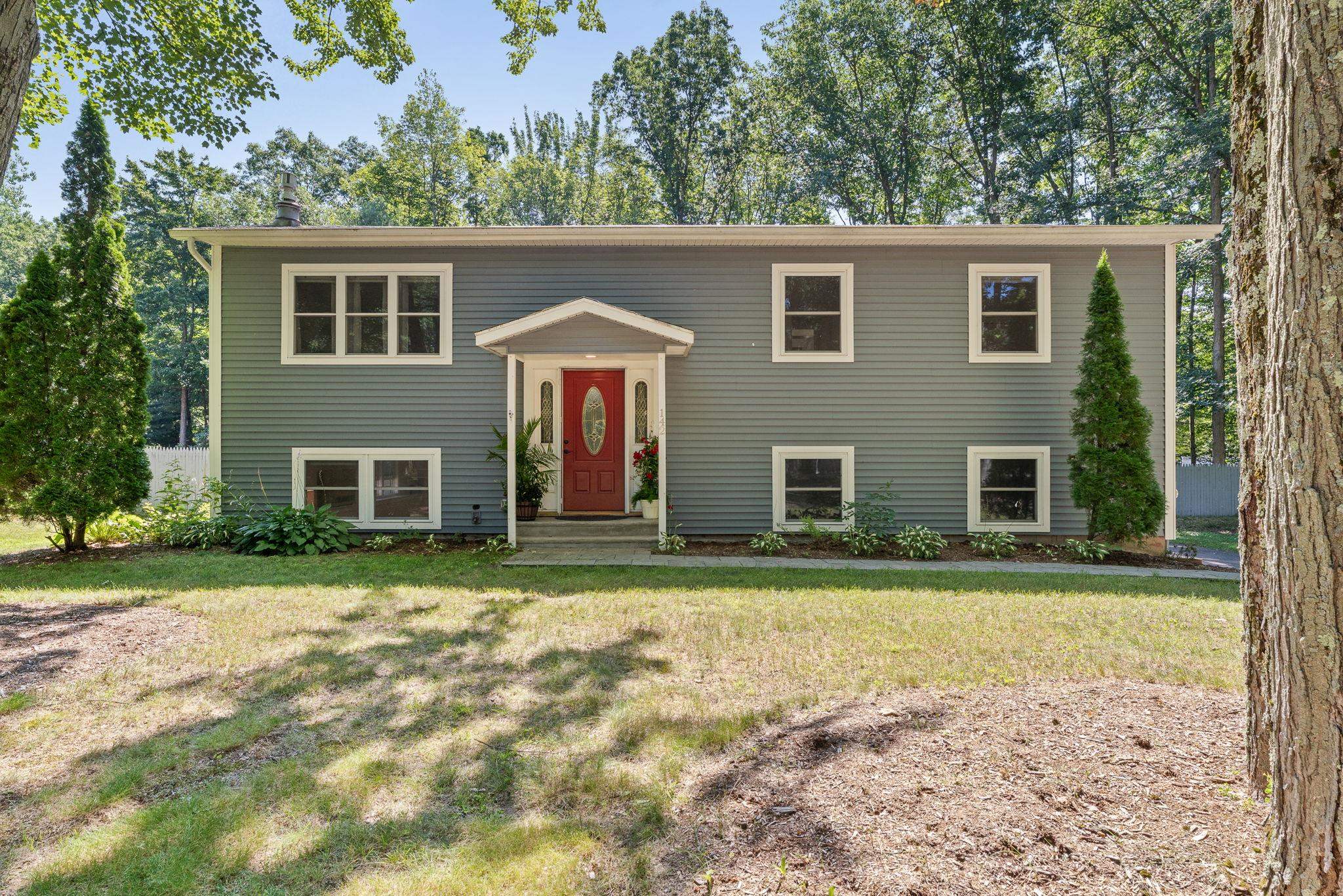 142 Oak Circle Property Photo 2