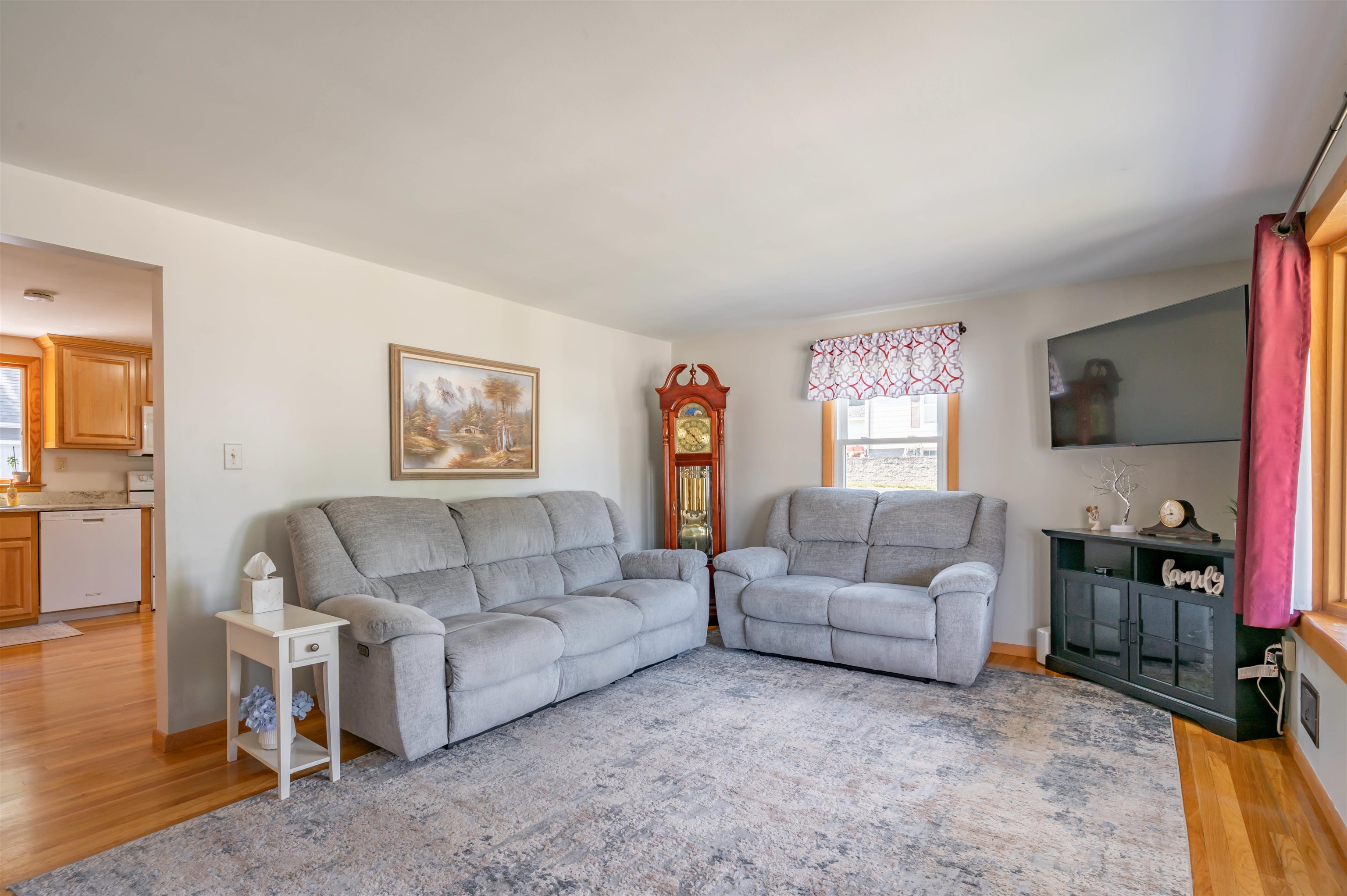 565 Vinton Street Property Photo 3