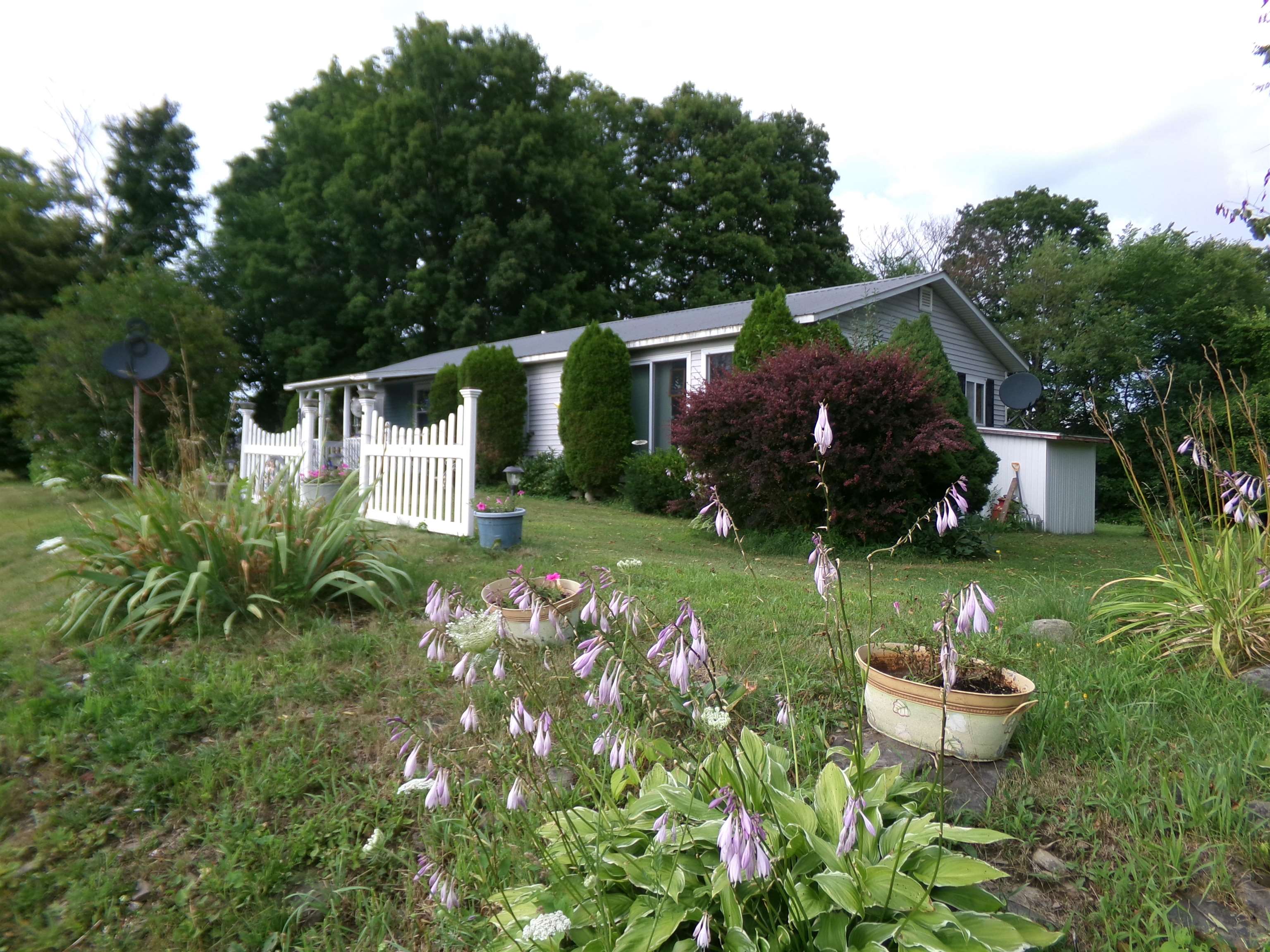 587 St. Albans Road Property Photo 3