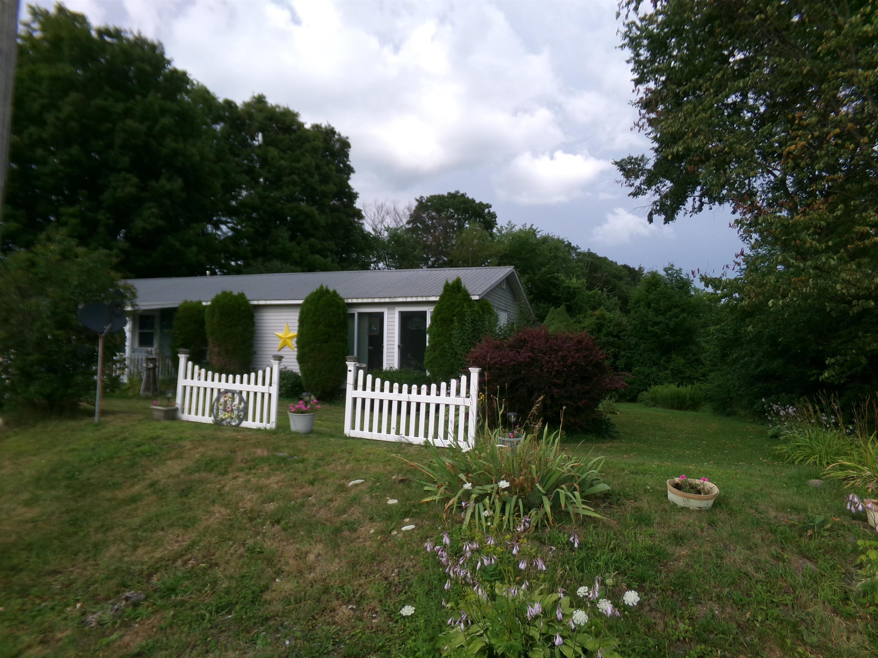 587 St. Albans Road Property Photo 4