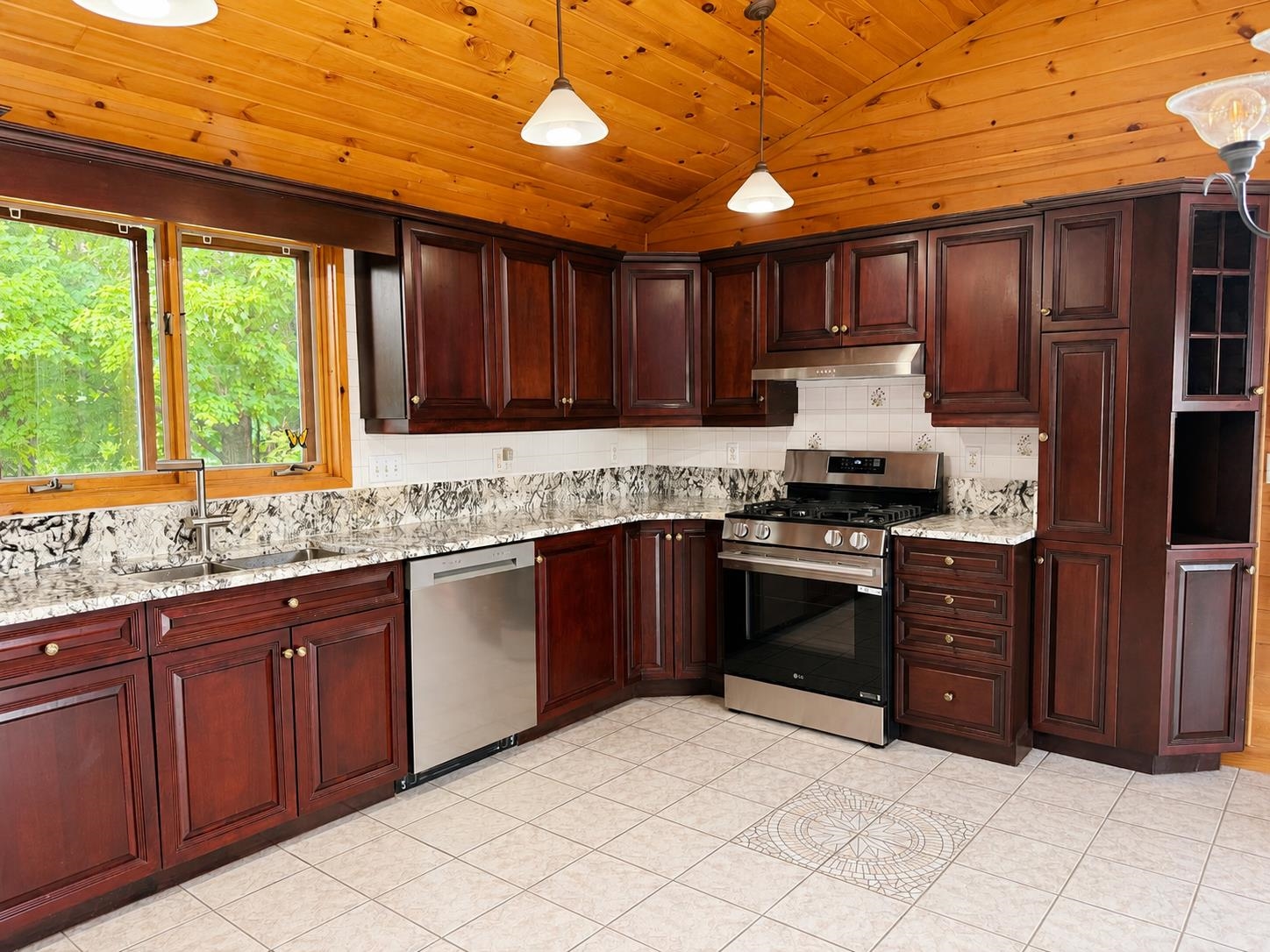 580 Hayward Road Property Photo 5