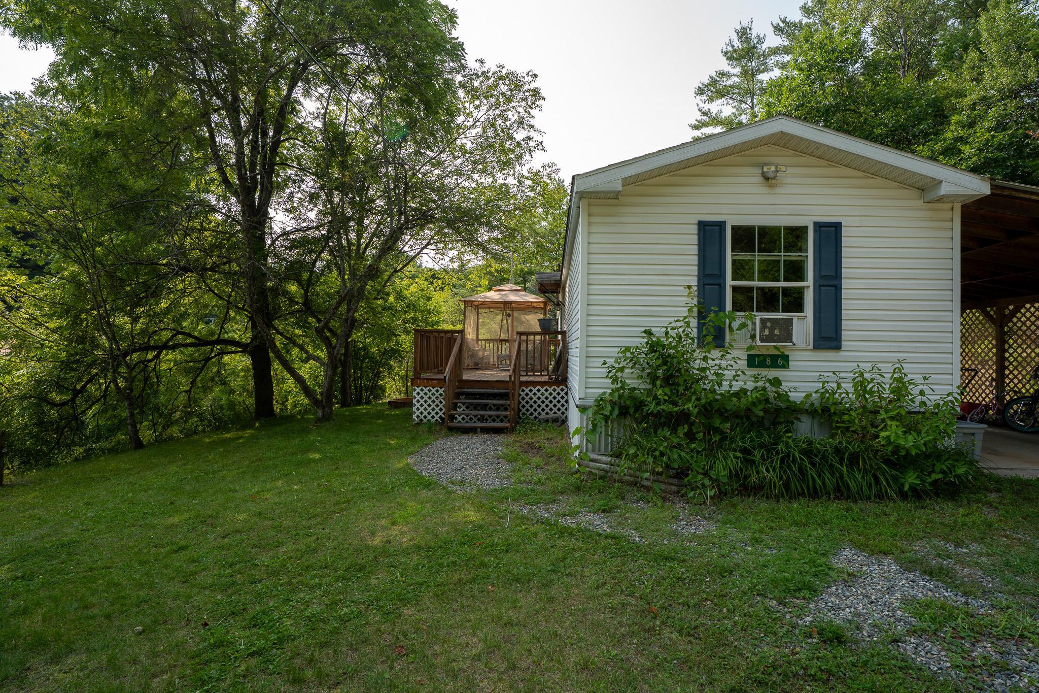 186 Oak Street Property Photo 4