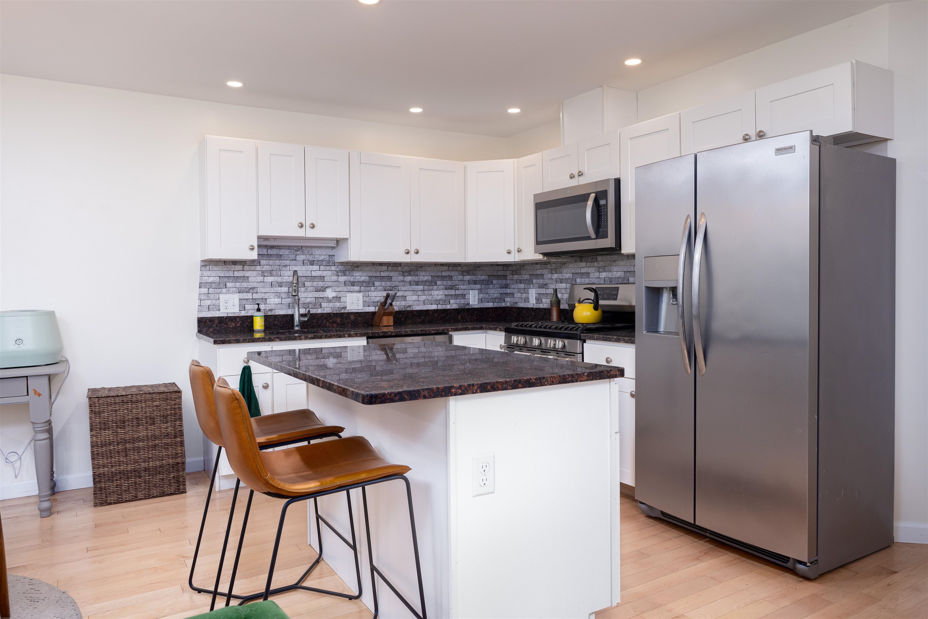 50 Temple Street Property Photo 6