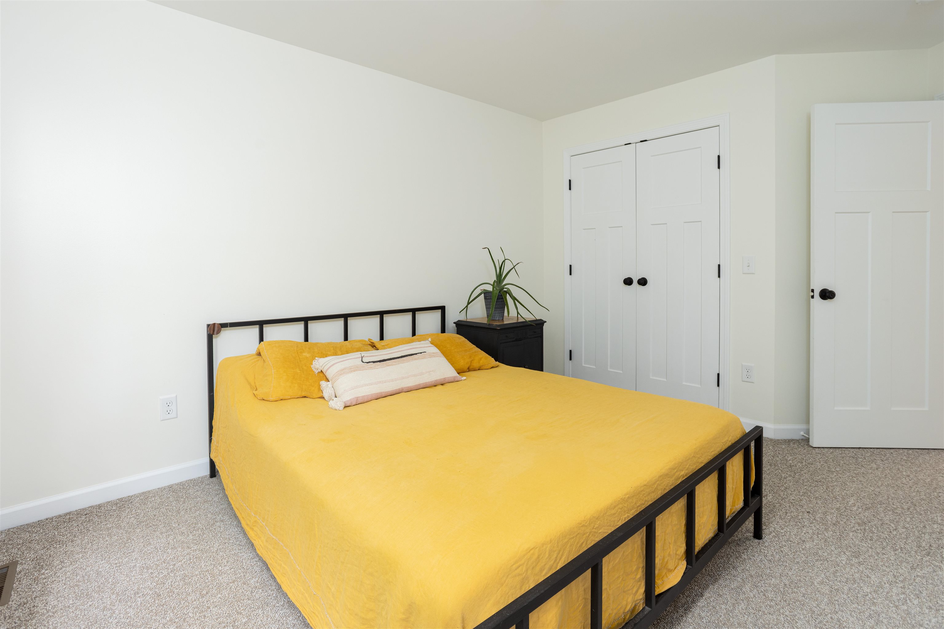 50 Temple Street Property Photo 23