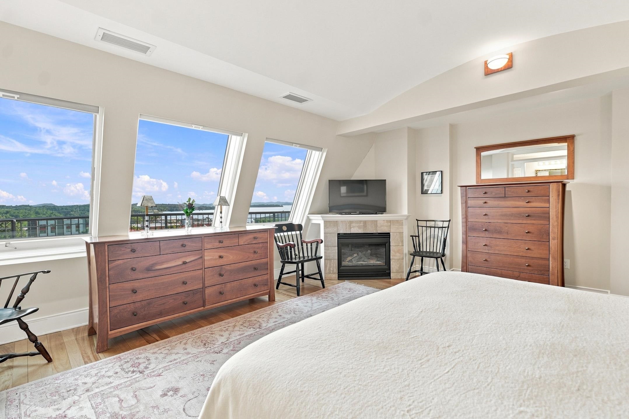 40 College Street Property Photo 41