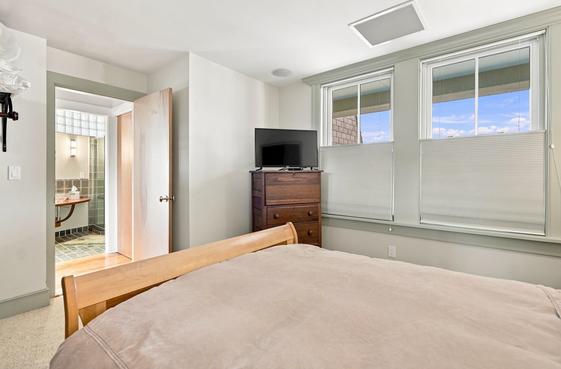 40 College Street Property Photo 47