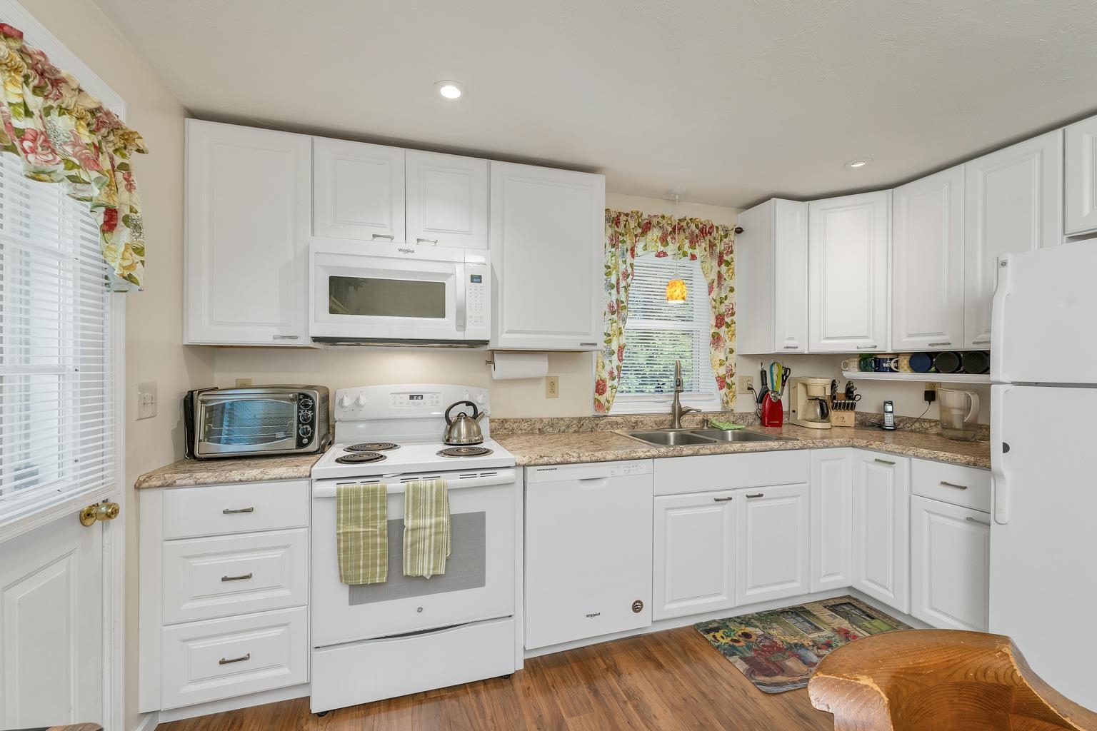 330 Academy Road Property Photo 4