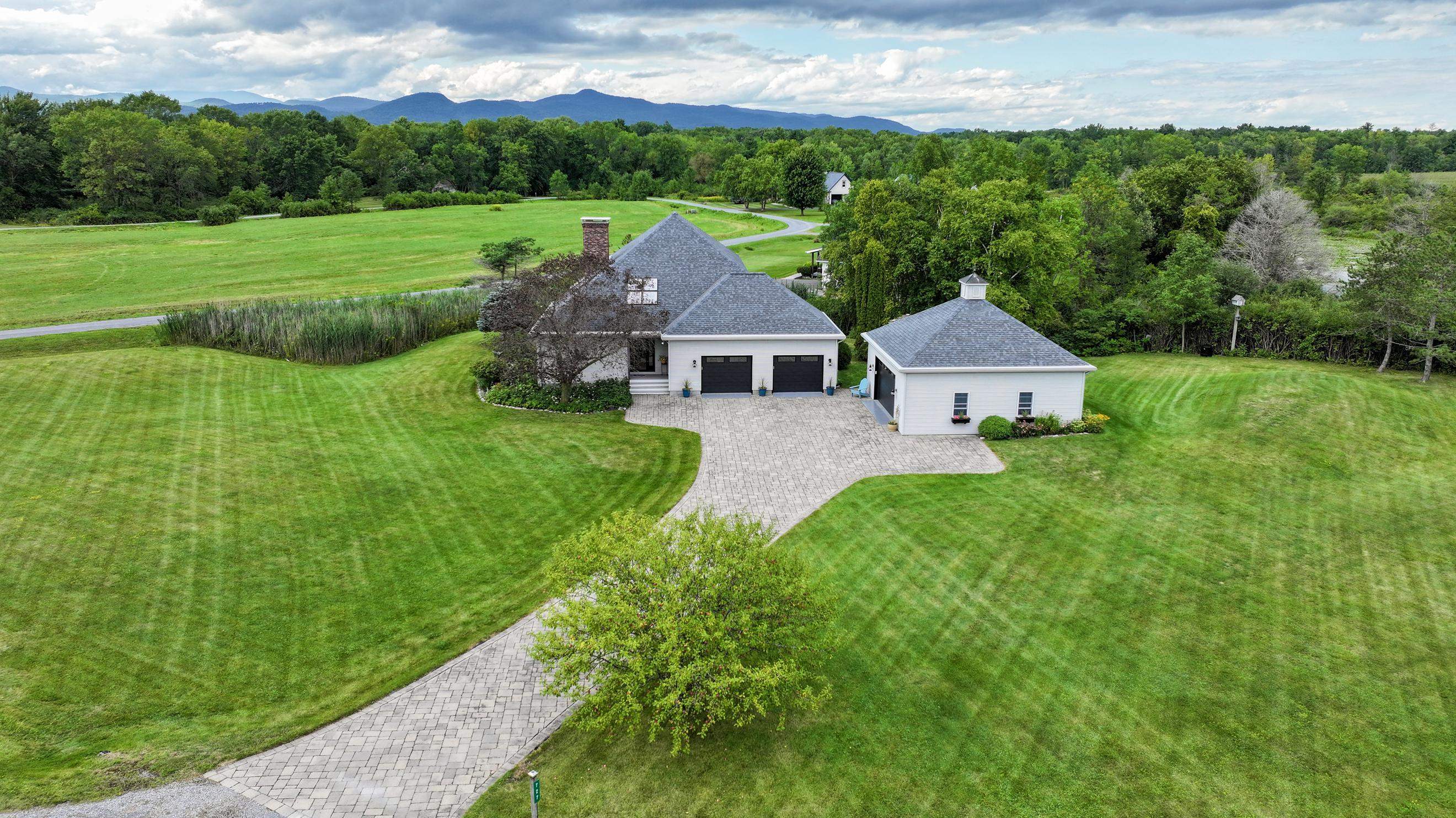 727 Goose Bay Drive Property Photo 10