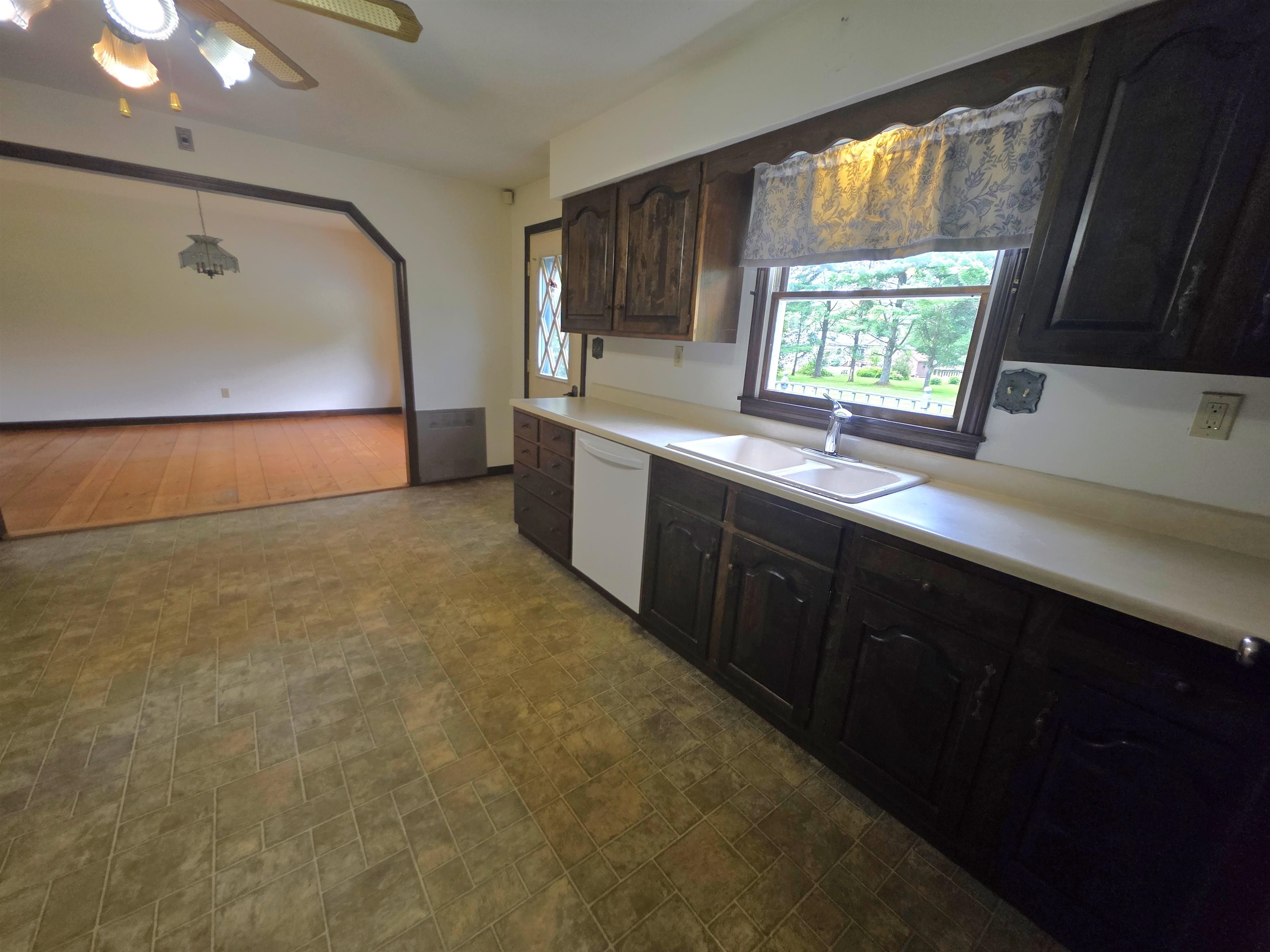 85 Carleton Boulevard Property Photo 3