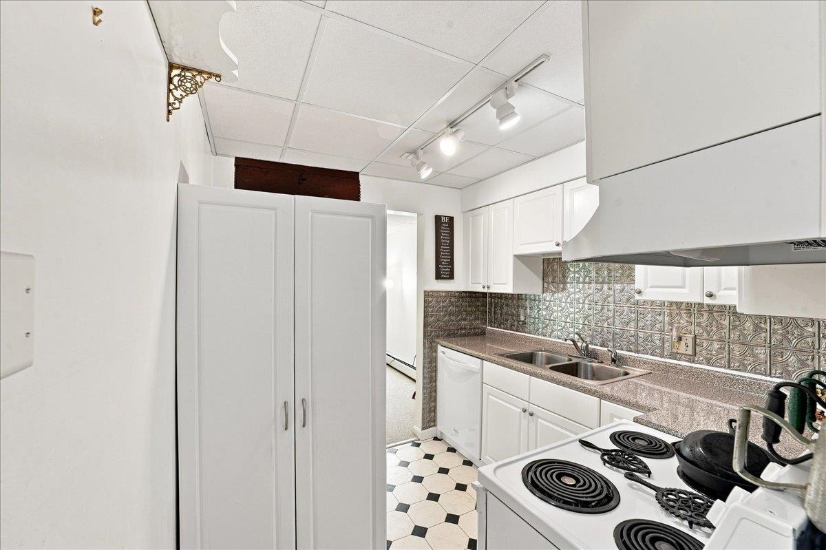 100 Kennedy Drive Property Photo 11