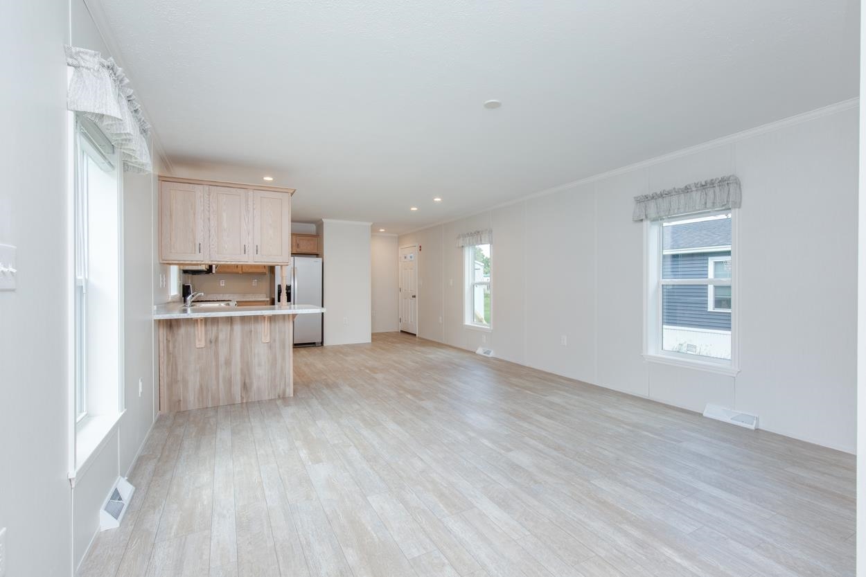 16 South Emperor Drive Property Photo 6
