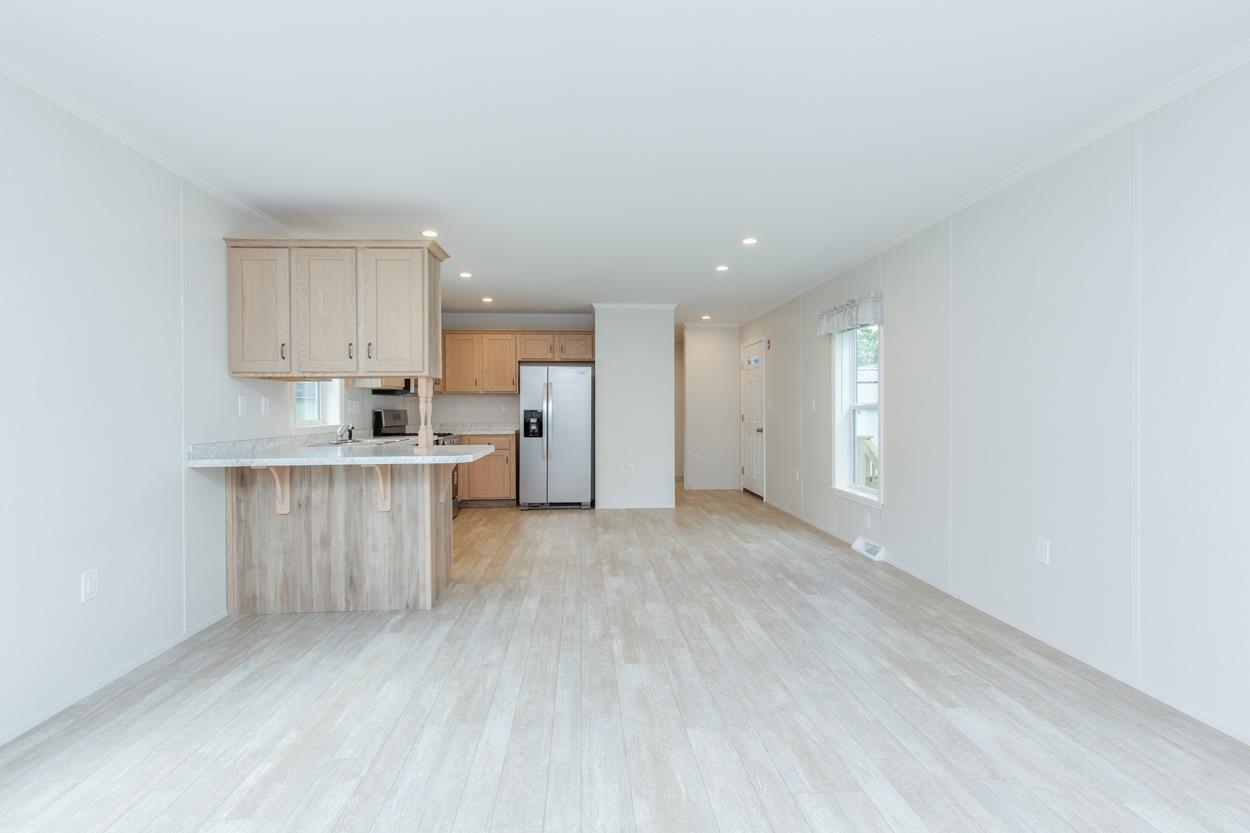 16 South Emperor Drive Property Photo 8