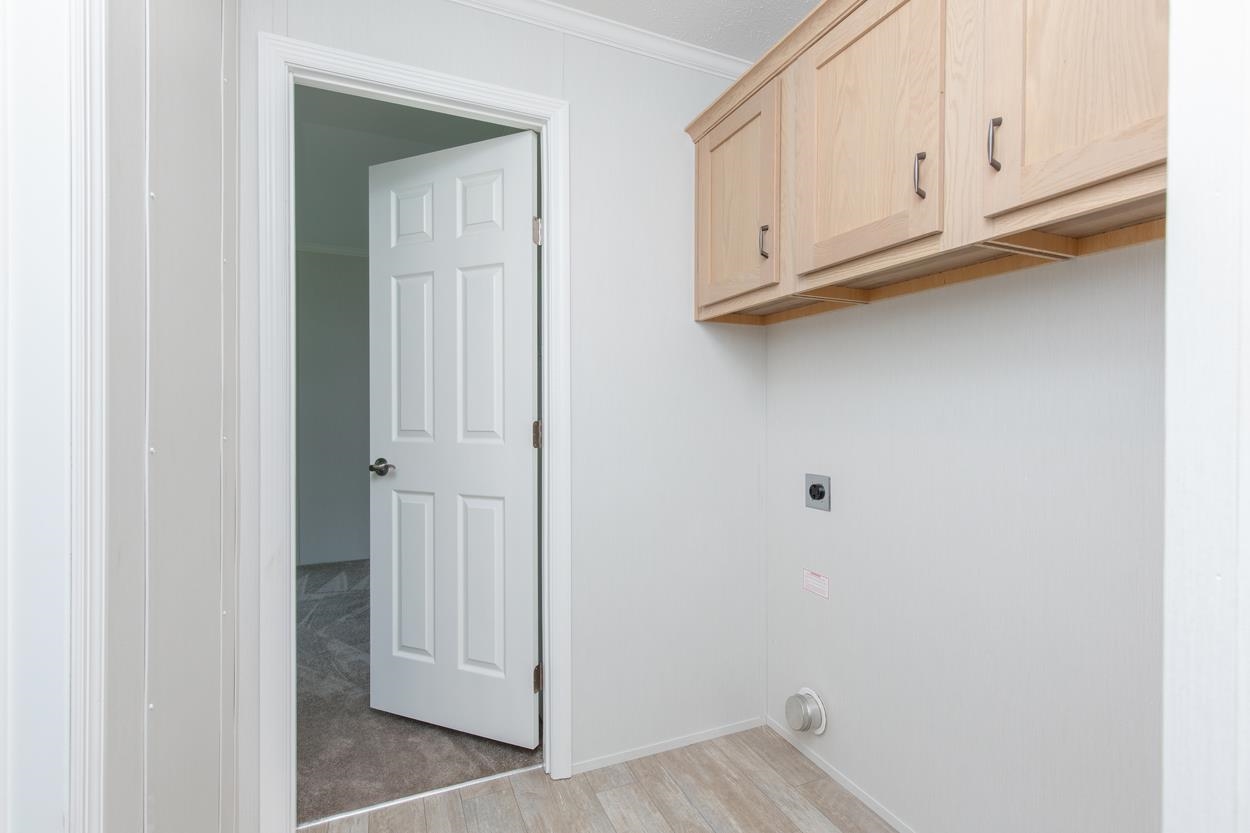 16 South Emperor Drive Property Photo 14